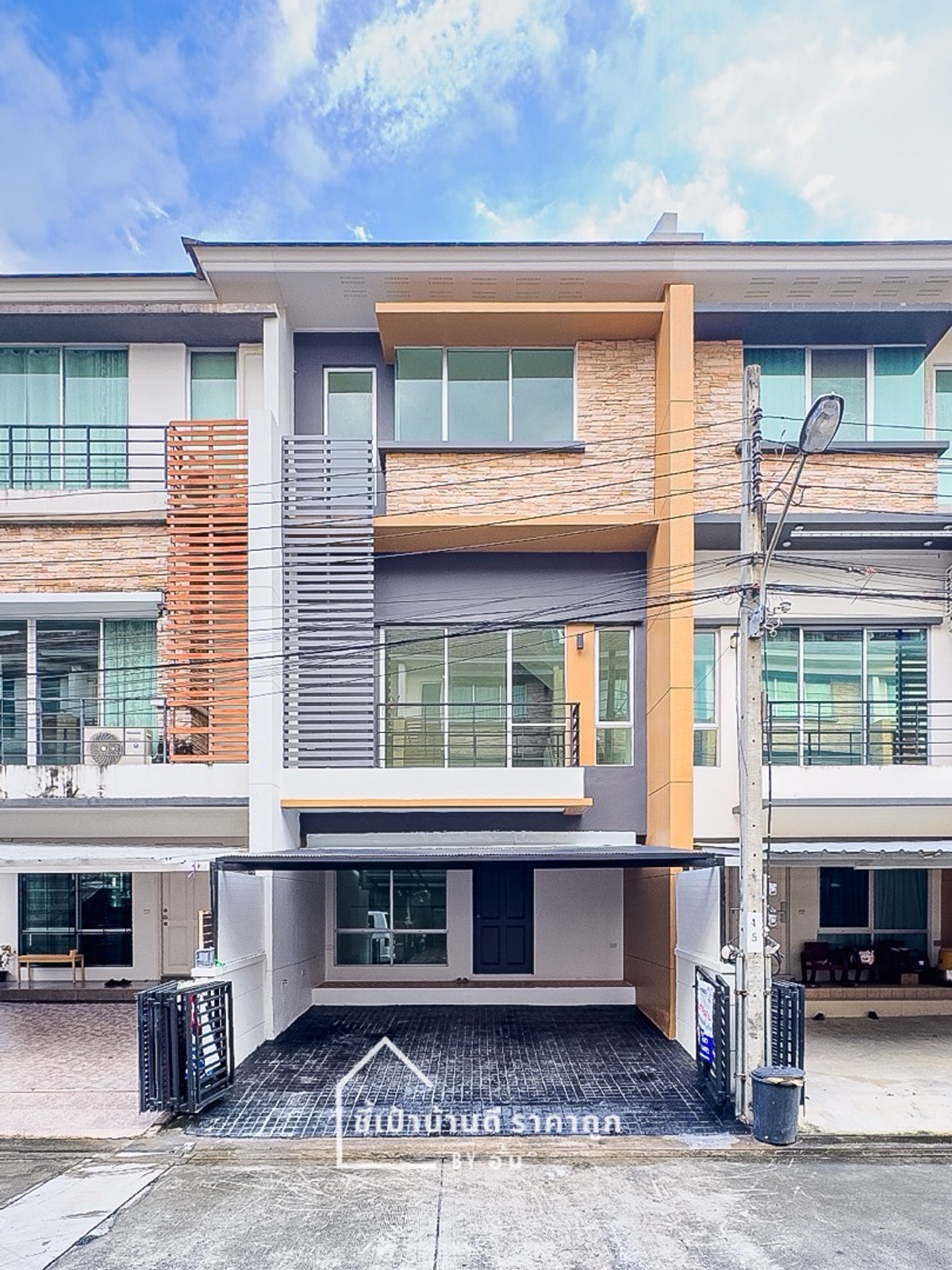 For SaleTownhomeRamkhamhaeng, Hua Mak : 3-story townhome in Soi Krungthep Kreetha 7, near the BTS connecting Ramkhamhaeng Road 📍 The cheapest sales in the project