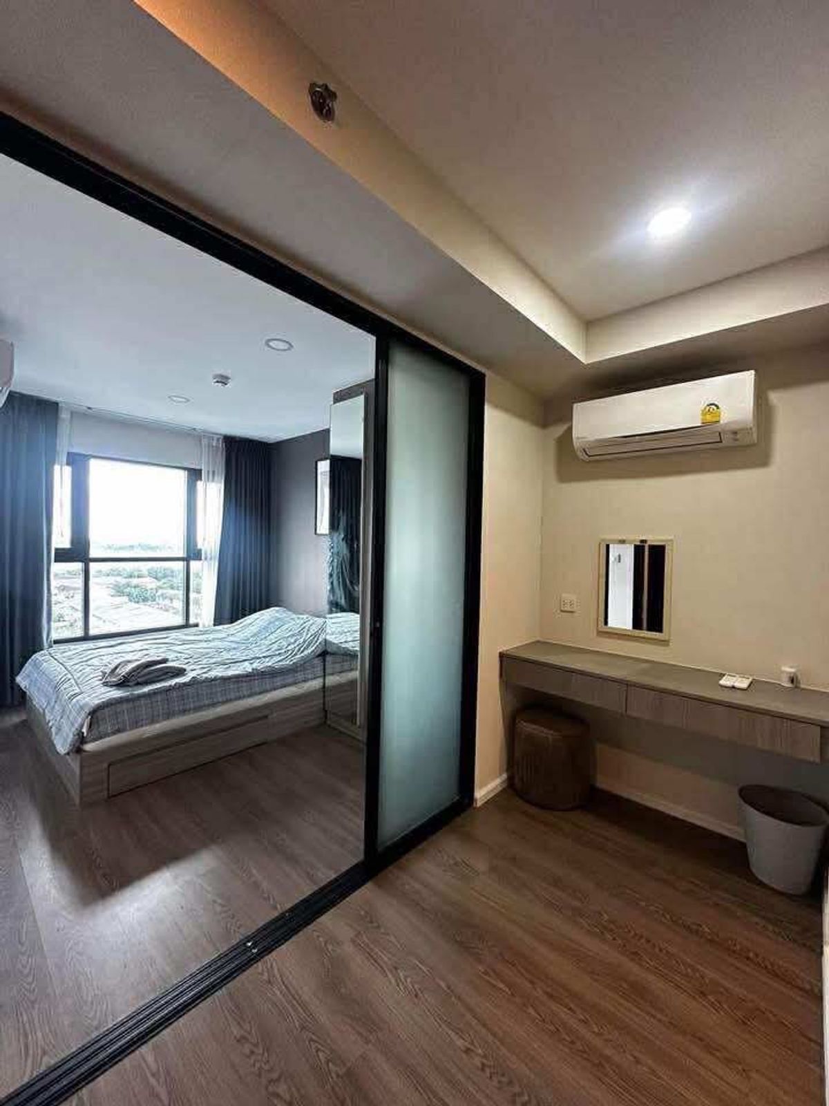 For RentCondoVipawadee, Don Mueang, Lak Si : The Origin Phahon - Saphan Mai (Smart Home) The view room is very beautiful. Ready Convenient transportation, near the Green Line BTS, Saiyud station for just 1 minute. Interested, say hello.