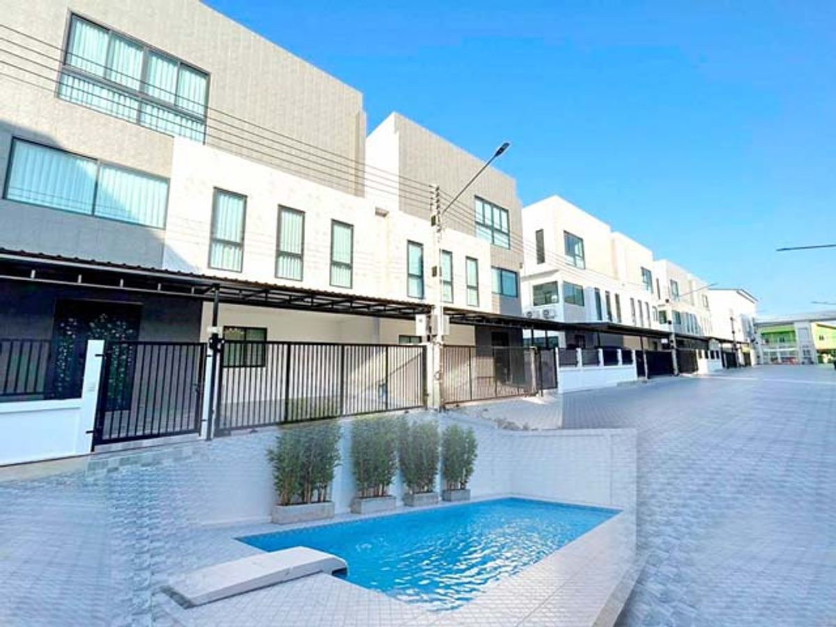 For RentHousePattaya, Bangsaen, Chonburi : Rattanak Rom Talat Market 1.8 km. 3 -story luxury pool villa for rent 5 beds next to the Amata Sop Sap Springs, Country Club, 6 water.