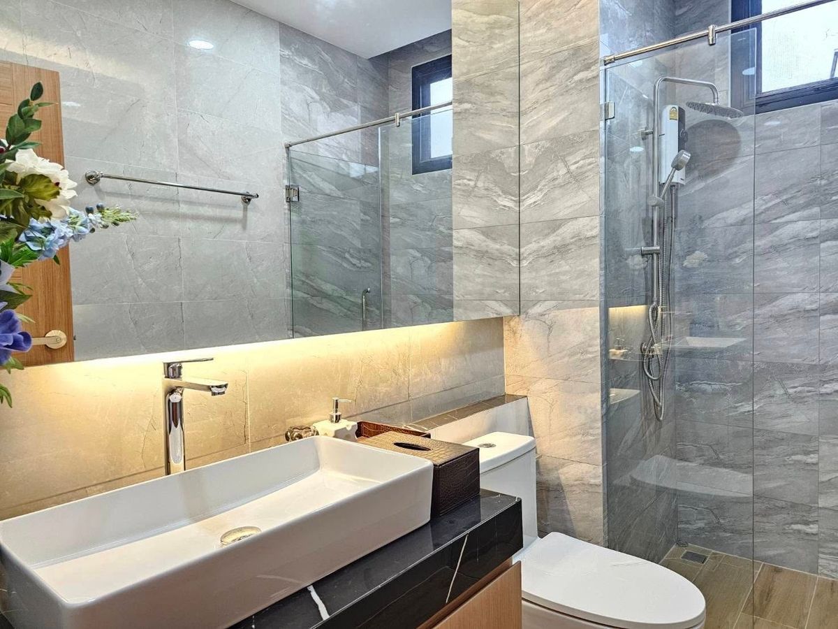 ขายพัทยา บางแสน ชลบุรี สัตหีบ : ขายบ้านพูลวิลล่า 2ชั้น บางละมุง ชลบุรี สไตล์โมเดิร์น สระว่ายน้ำดีไซน์สุดหรู พร้อมด้วยเฟอร์นิเจอร์และเครื่องใช้ไฟฟ้า