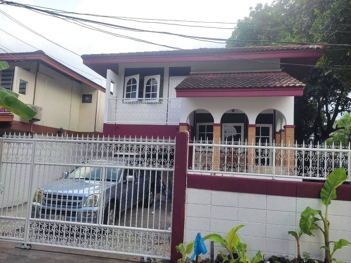 For SaleHouseYothinpattana,CDC : After the corner of 50 sq.wah, 2 bedrooms, 2 water houses, 2 storey house, Suthathip Soi Prasert Manukit 29, Ram Inthra 14, Soi Manalap