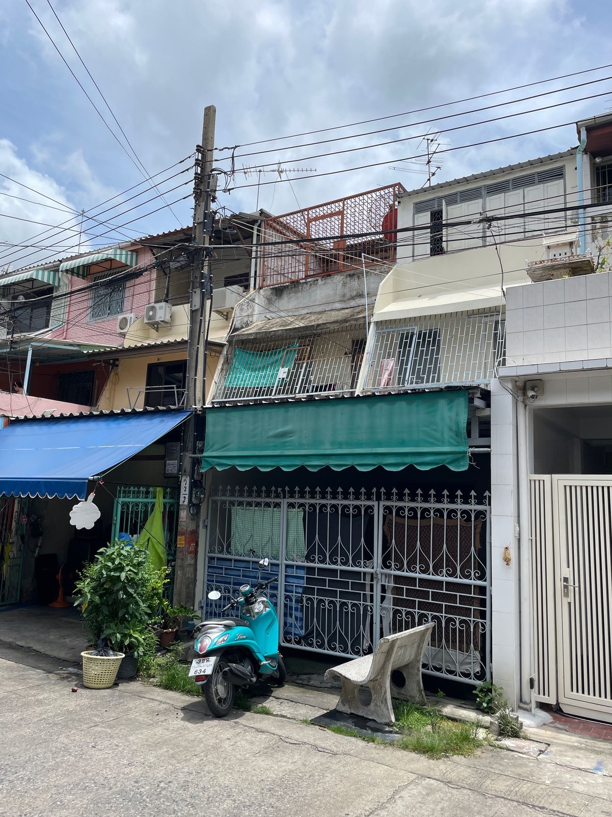 ขายอาคารพาณิชย์วงเวียนใหญ่ เจริญนคร : ขายตึกแถว ถนนเจริญนคร60 ตรงข้ามริเวอร์ไซต์ พลาซ่า โรงแรมอวานี่ ริเวอร์ไซต์ เหมาะแก่การรีโนเวทเป็นบ้านอยู่อาศัย หรือ Airbnb