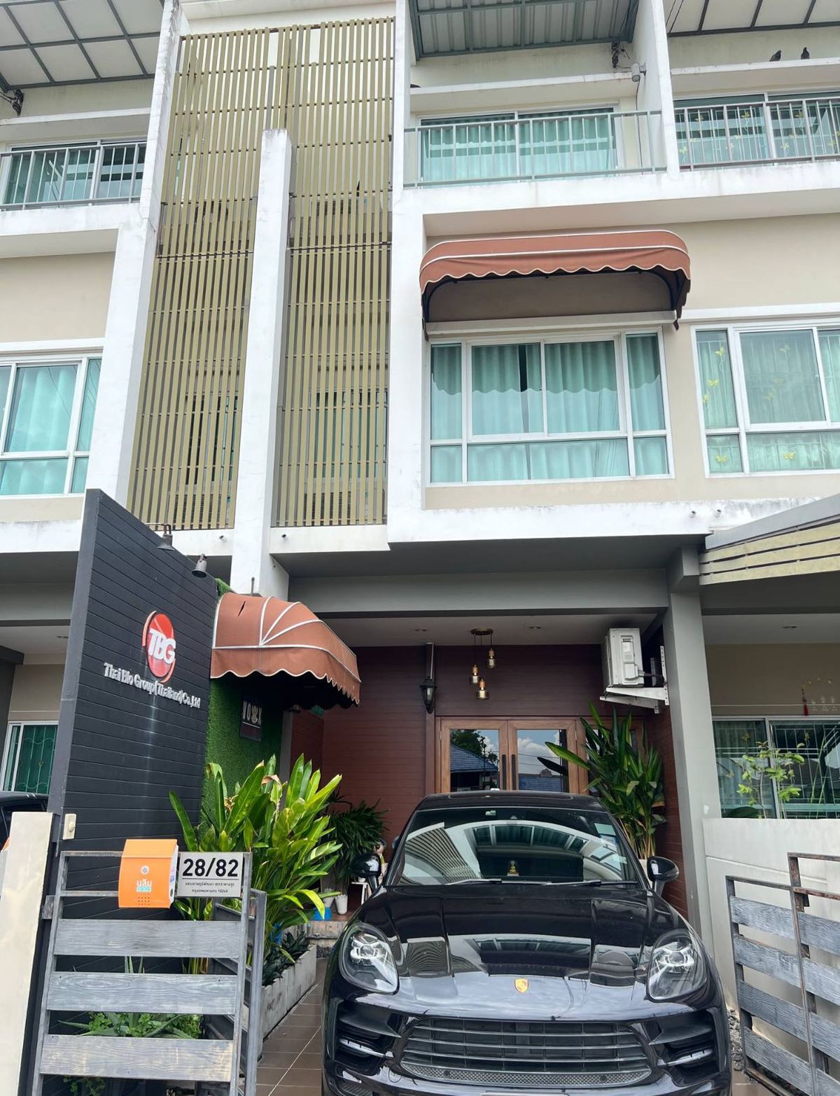 ขายทาวน์โฮมมีนบุรี-ร่มเกล้า : ขายทาวน์โฮม 3 ชั้น นลิน อเวนิว รามคำแหง 138  ขนาดที่ดิน 17 ตร.วา พื้นที่ใช้สอย 164 ตร.ม. 3 ห้องนอน | 3 ห้องน้ำ