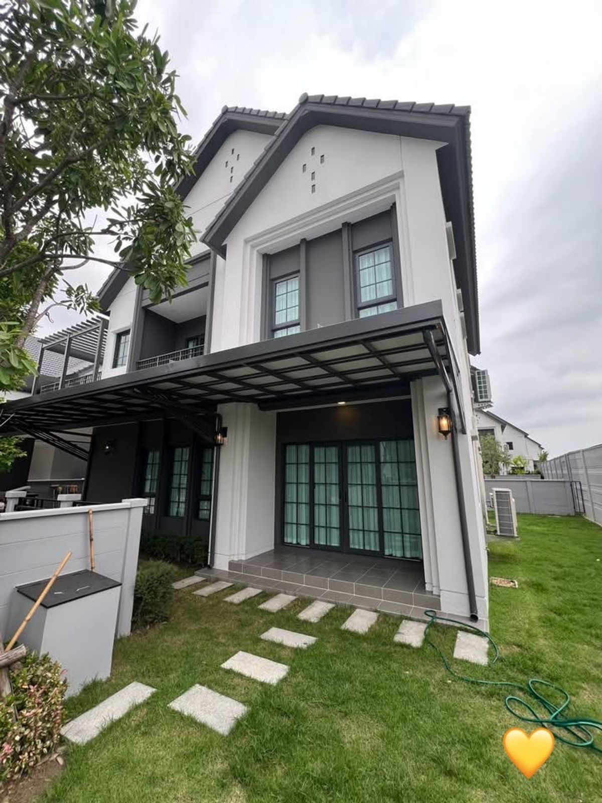 For RentHouseBangna, Bearing, Lasalle : 🏠 Centro Bangna detached house for rent, new house! There was never a big person facing the north. Located in Soi Private, only 4 houses, quiet, private. ✨ 🏡 The rent is only 170,000 baht/month.