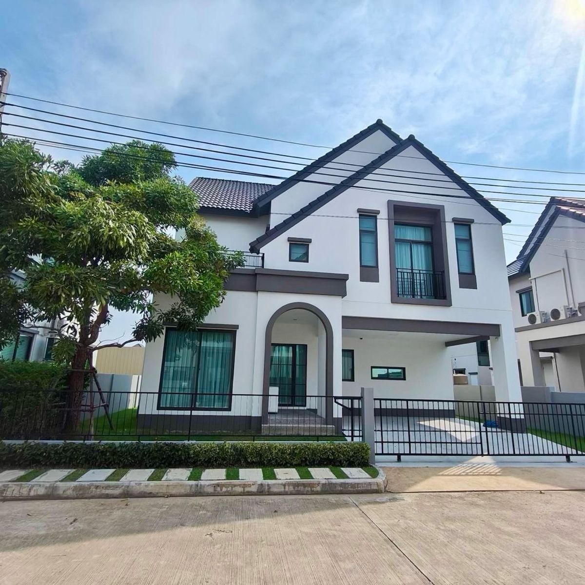For RentHouseSamut Prakan,Samrong : 💥 4 bedroom: Detached house for rent, Bangna,Bangsaotjing, this is new house, 
ready to move in, close to Suvarnabhumi International Airport ~ 9 km 
 
