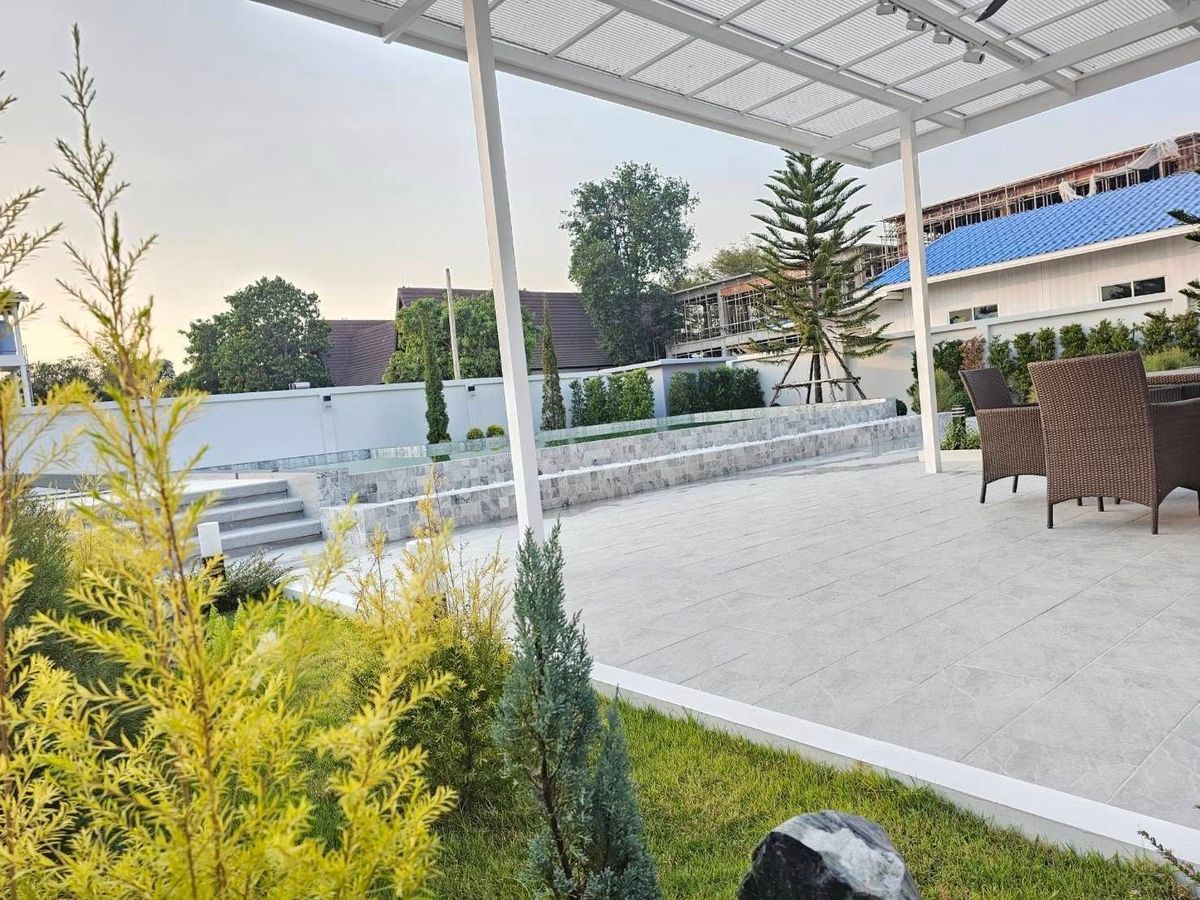 ขายพัทยา บางแสน ชลบุรี สัตหีบ : ขายบ้านพูลวิลล่า 2ชั้น บางละมุง ชลบุรี สไตล์โมเดิร์น สระว่ายน้ำดีไซน์สุดหรู พร้อมด้วยเฟอร์นิเจอร์และเครื่องใช้ไฟฟ้า