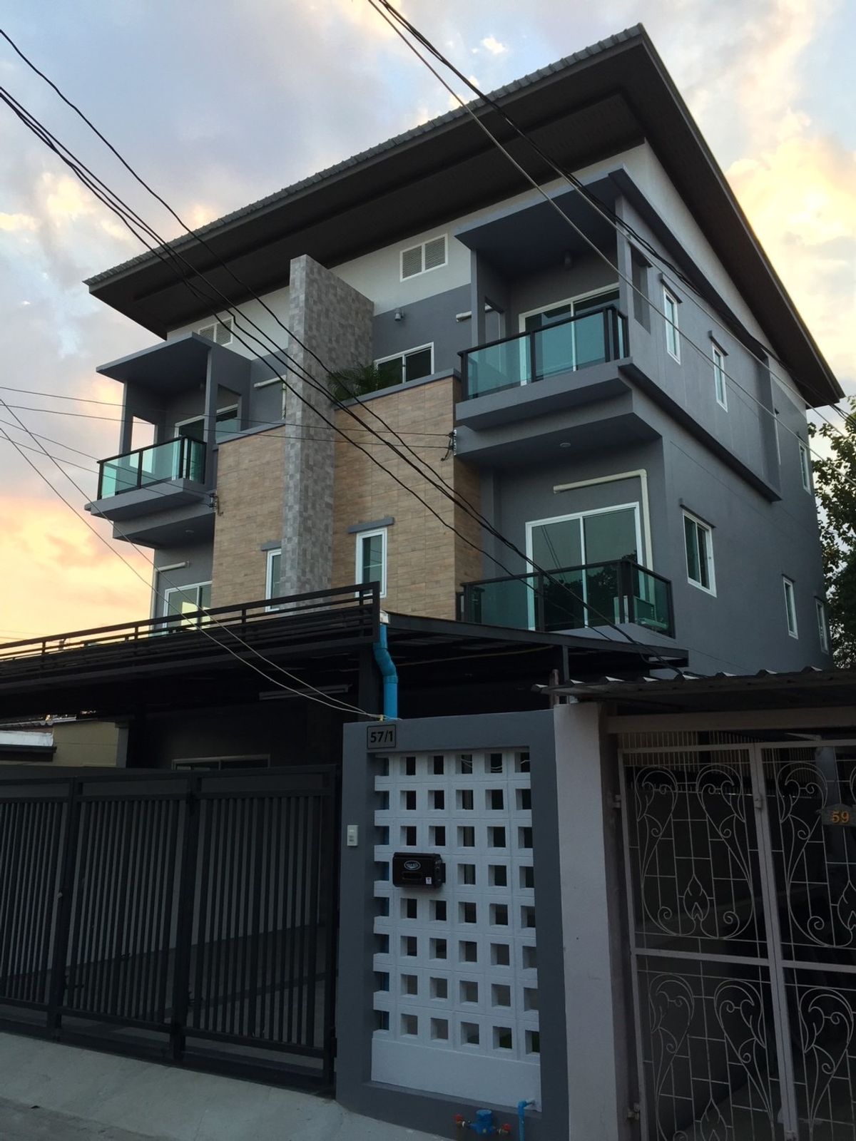 ให้เช่าทาวน์โฮมโชคชัย4 ลาดพร้าว71 : ให้เช่าทาว์นโฮม 3 ชั้น พร้อมเฟอร์สภาพดี ถนนโชคชัย4 ลาดพร้าว