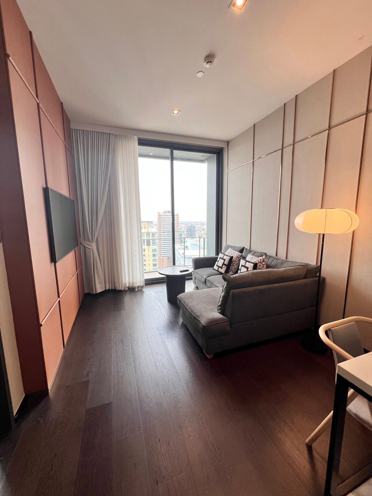 For RentCondoSukhumvit, Asoke, Thonglor : Laviq Sukhumvit 57 condo, convenient transportation, near BTS, have a beautiful room shuttle, full furniture Ready to stay immediately !!  