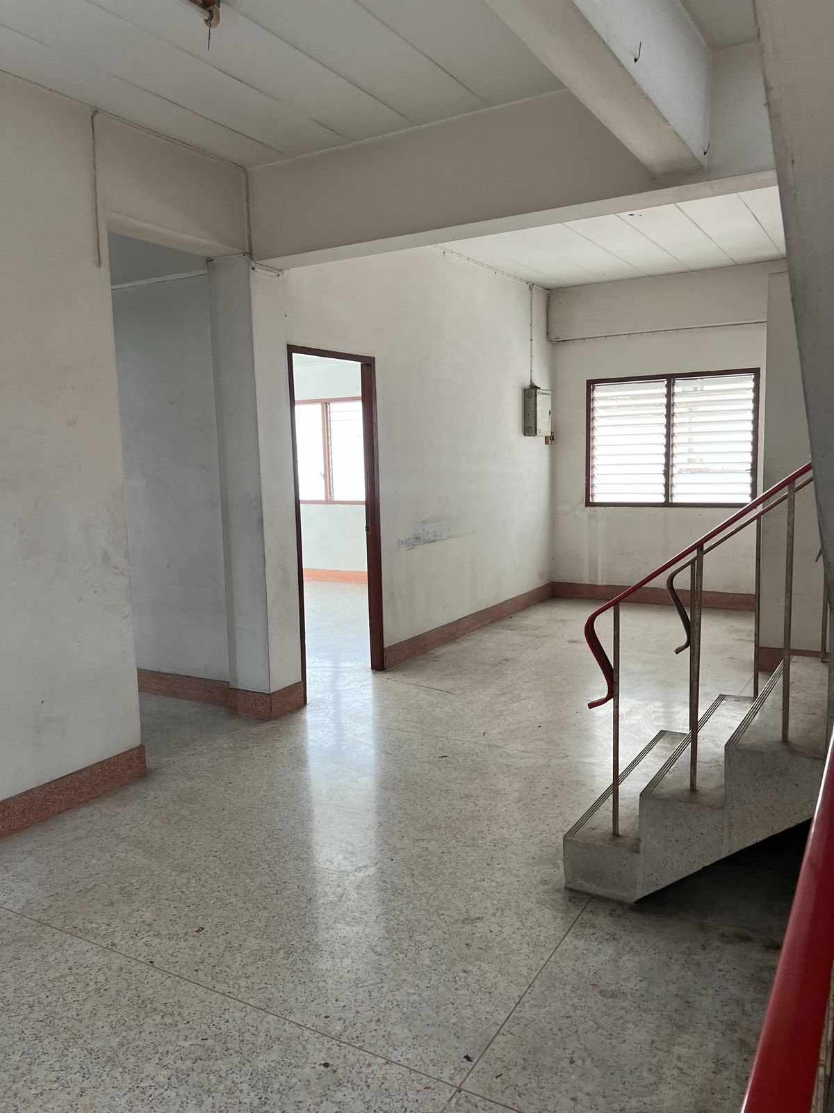 ขายโฮมออฟฟิศบางนา แบริ่ง ลาซาล : 🏬 อาคารพาณิชย์ 4 ชั้น ใจกลางบางนา พื้นที่ใช้สอยใหญ่ 1,500 ตร.ม. พร้อมดาดฟ้าและที่จอดรถส่วนตัว ทำเลทอง ใกล้ BTS และทางด่วน!