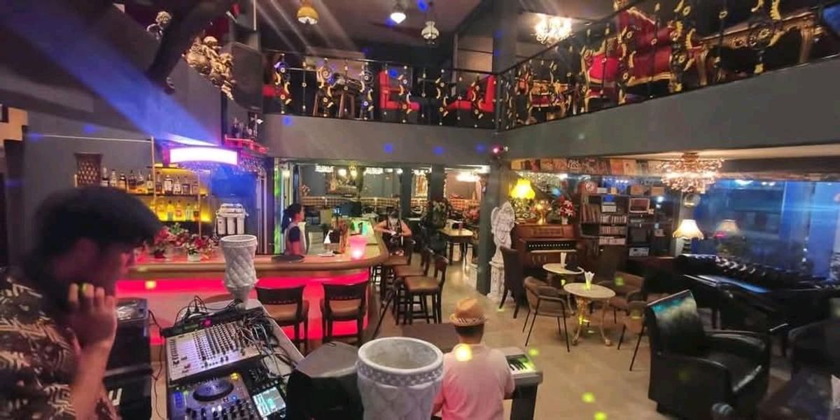 ให้เช่าร้านค้า/ตลาดนัดรัชดา ห้วยขวาง : ให้เช่าร้านคาเฟ่-ร้านอาหาร-บาร์ ทำเลมุมทอง รัชดา-ลาดพร้าว ติด MRT และ Monorail สายสีเหลือง
เฟอร์นิเจอร์และอุปกรณ์ครบ พร้อมเปิดร้านได้ทันที