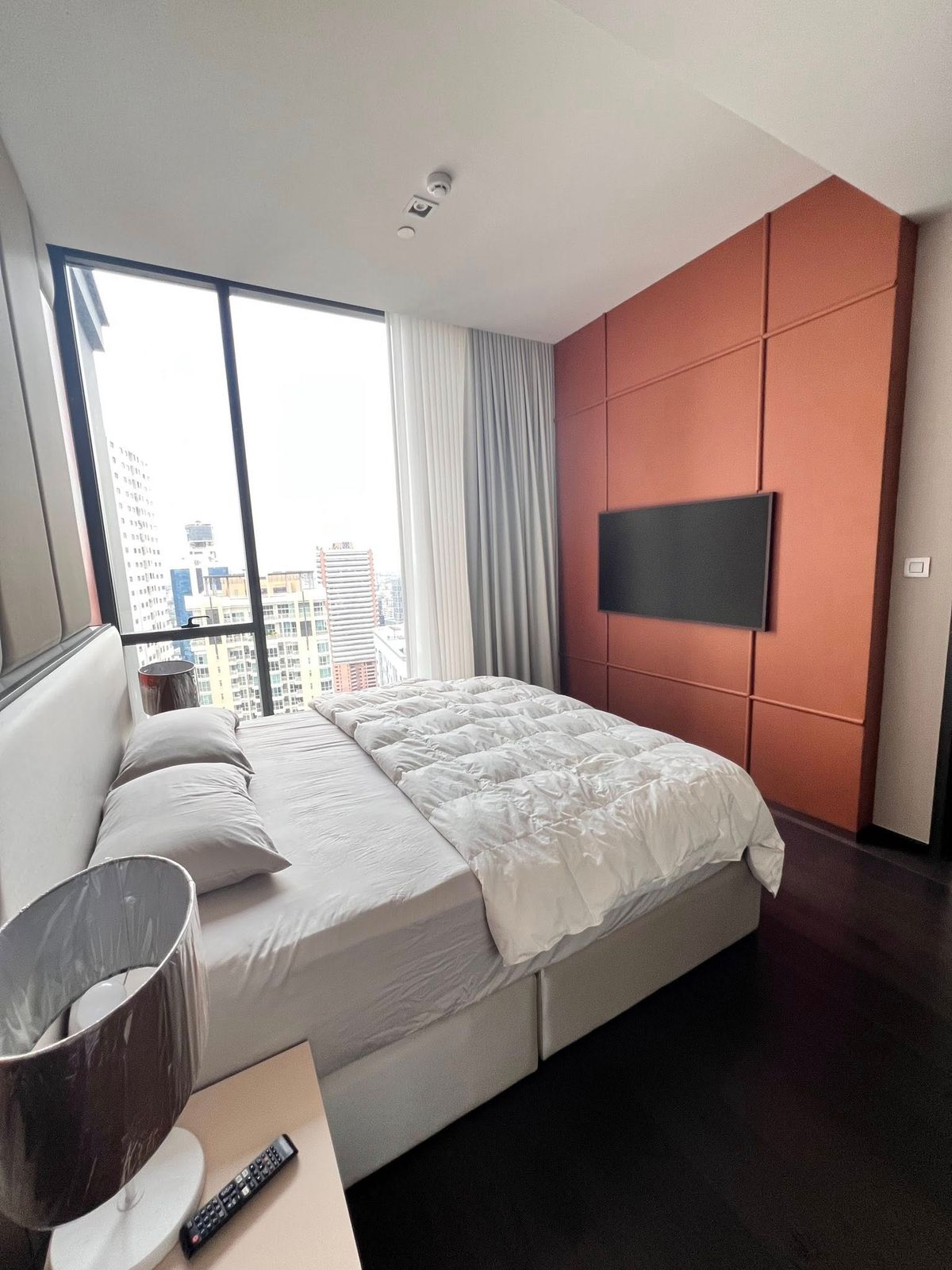 For RentCondoSukhumvit, Asoke, Thonglor : Laviq Sukhumvit 57 condo, convenient transportation, near BTS, have a beautiful room shuttle, full furniture Ready to stay immediately !!  