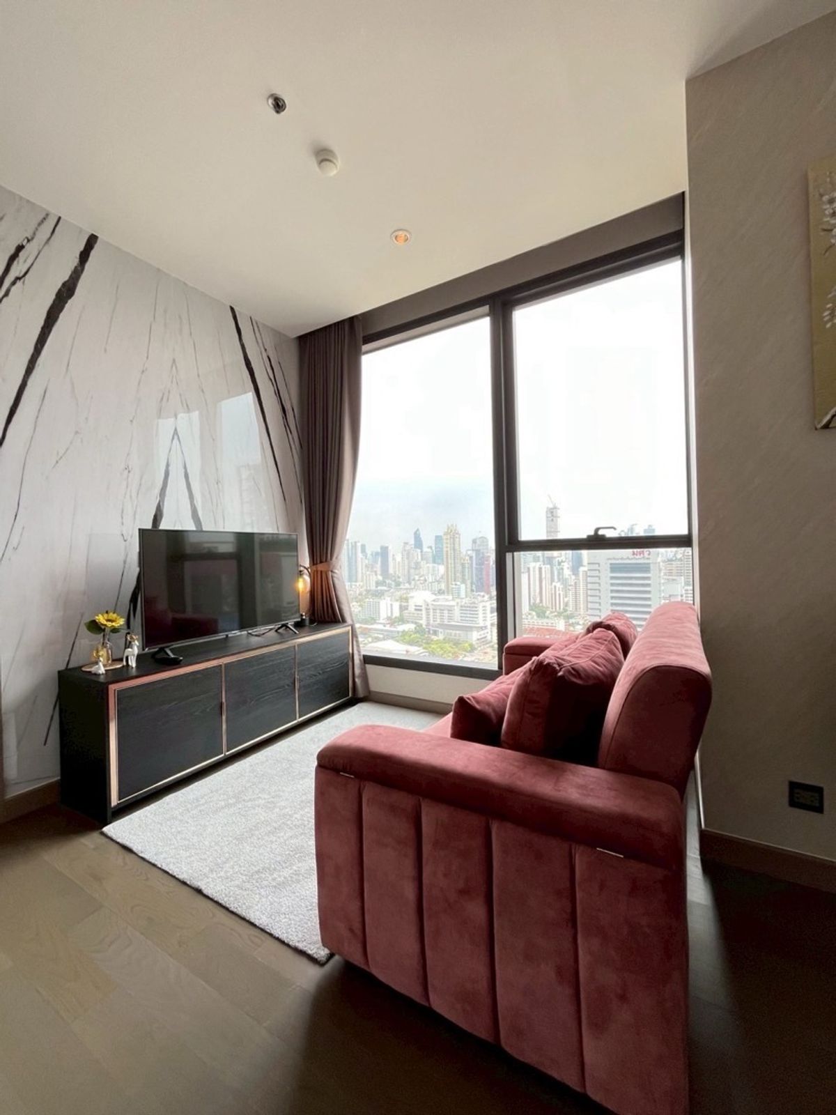 ให้เช่าคอนโดพระราม 9 เพชรบุรีตัดใหม่ RCA : 🎁Hot🎁ESSE SINGHA คอนโดหรู 1Bedroom 1Bathroom 47sq.m. ชั้นสูง ตกแต่งครบ วิวเมืองสวย พร้อมเข้าอยู่🛋️
