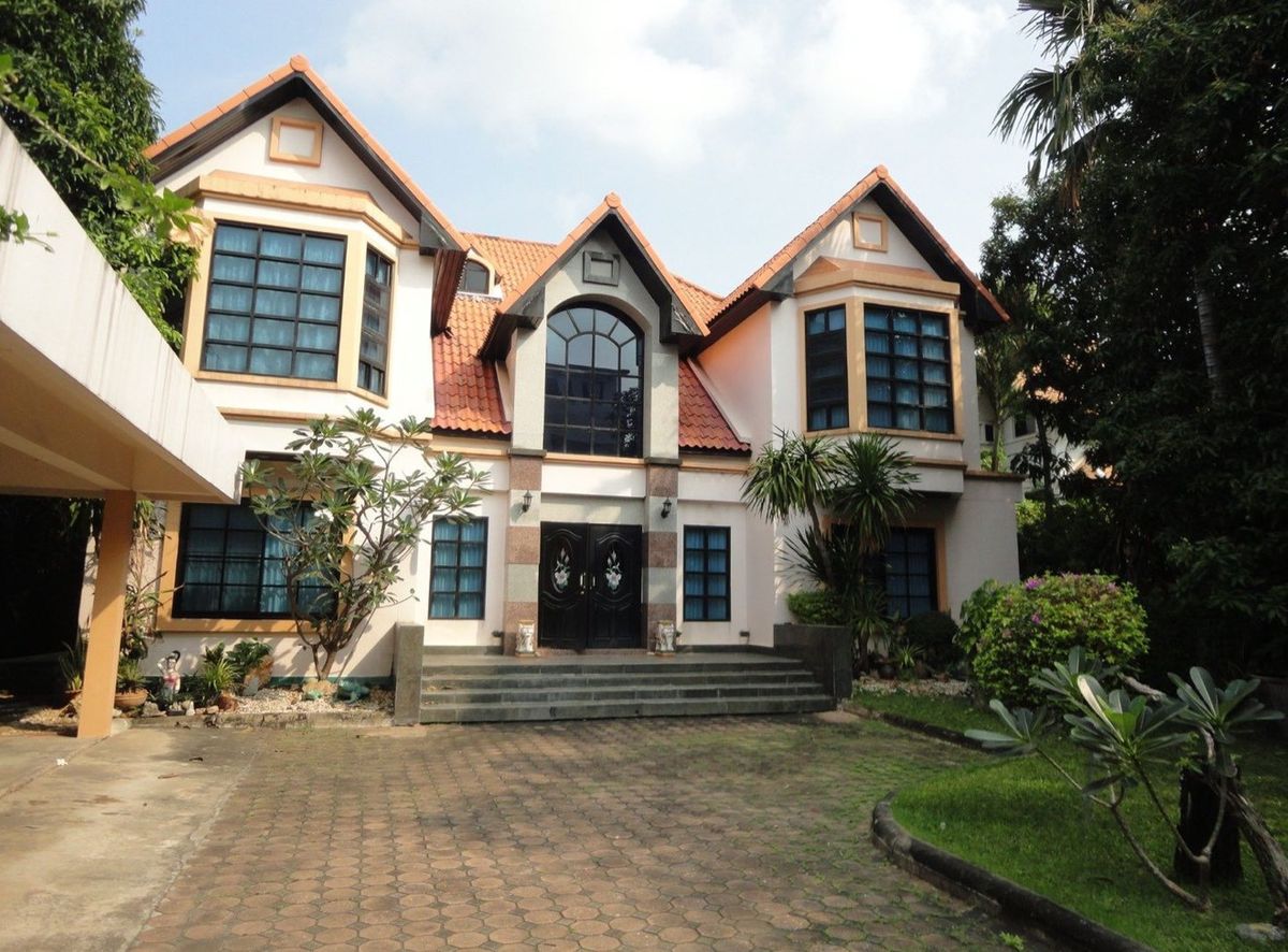 For SaleHouseChokchai 4, Ladprao 71, Ladprao 48, : ♣ Prime location ♣ 2 -story detached house | Land size 200.00 sq.w. Usable area 400.00 sq.m. | 5 bedrooms 5 bathrooms 8 Parking | Near MRT MRT Prayer Station and Chok Chai 4 
 
