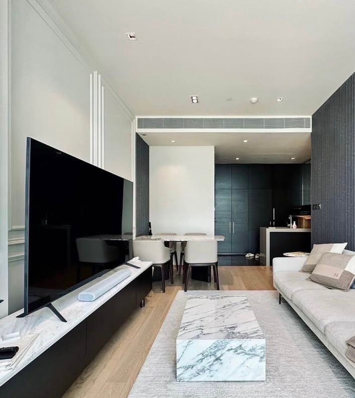 For RentCondoWitthayu, Chidlom, Langsuan, Ploenchit : Luxury condo at 28 Chidlom. Convenient transportation. Near the BTS Skytrain has a beautiful room shuttle. Ready to stay immediately !!  