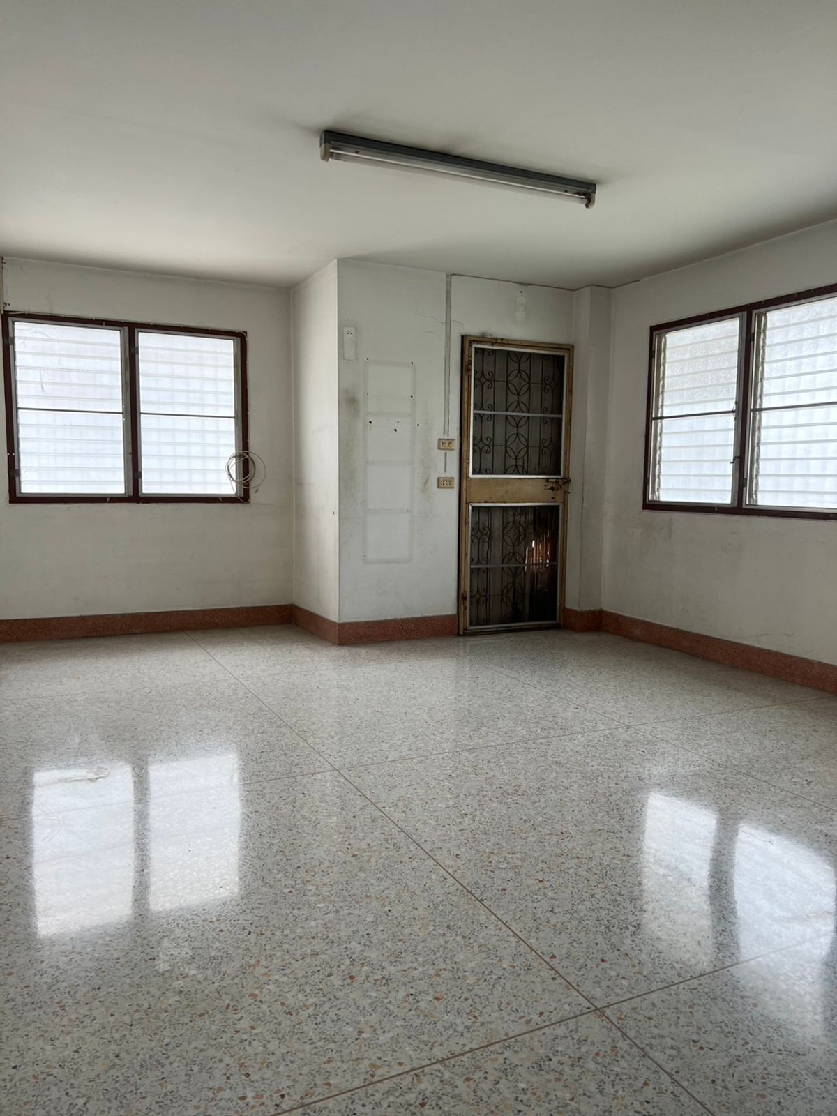 ขายโฮมออฟฟิศบางนา แบริ่ง ลาซาล : 🏬 อาคารพาณิชย์ 4 ชั้น ใจกลางบางนา พื้นที่ใช้สอยใหญ่ 1,500 ตร.ม. พร้อมดาดฟ้าและที่จอดรถส่วนตัว ทำเลทอง ใกล้ BTS และทางด่วน!