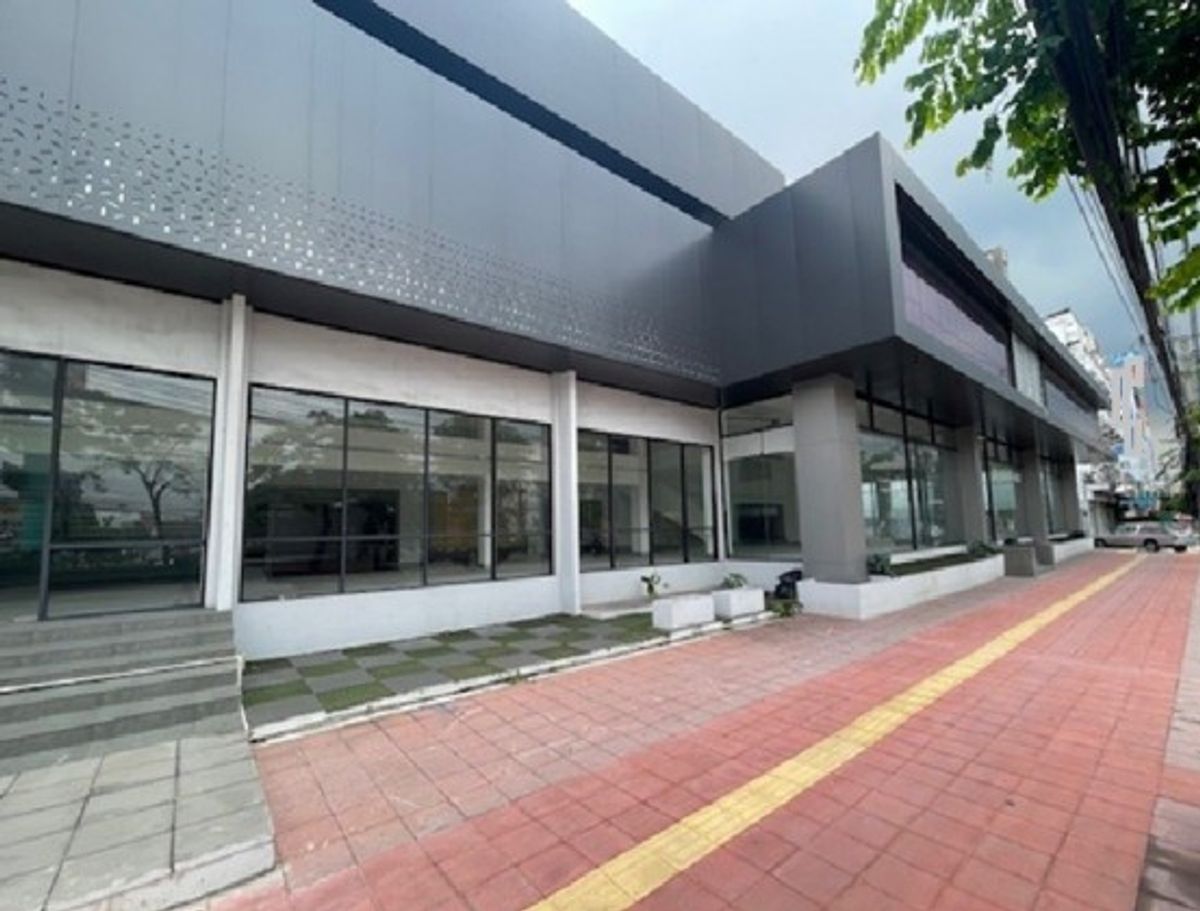For RentShowroomBang kae, Phetkasem : Tel. 081-632-0632 Rental showroom / Showroom, car with the rear / roadside service center / 1500 square meters of living space / with an underground car park / suitable as a car showroom. Rent a special price