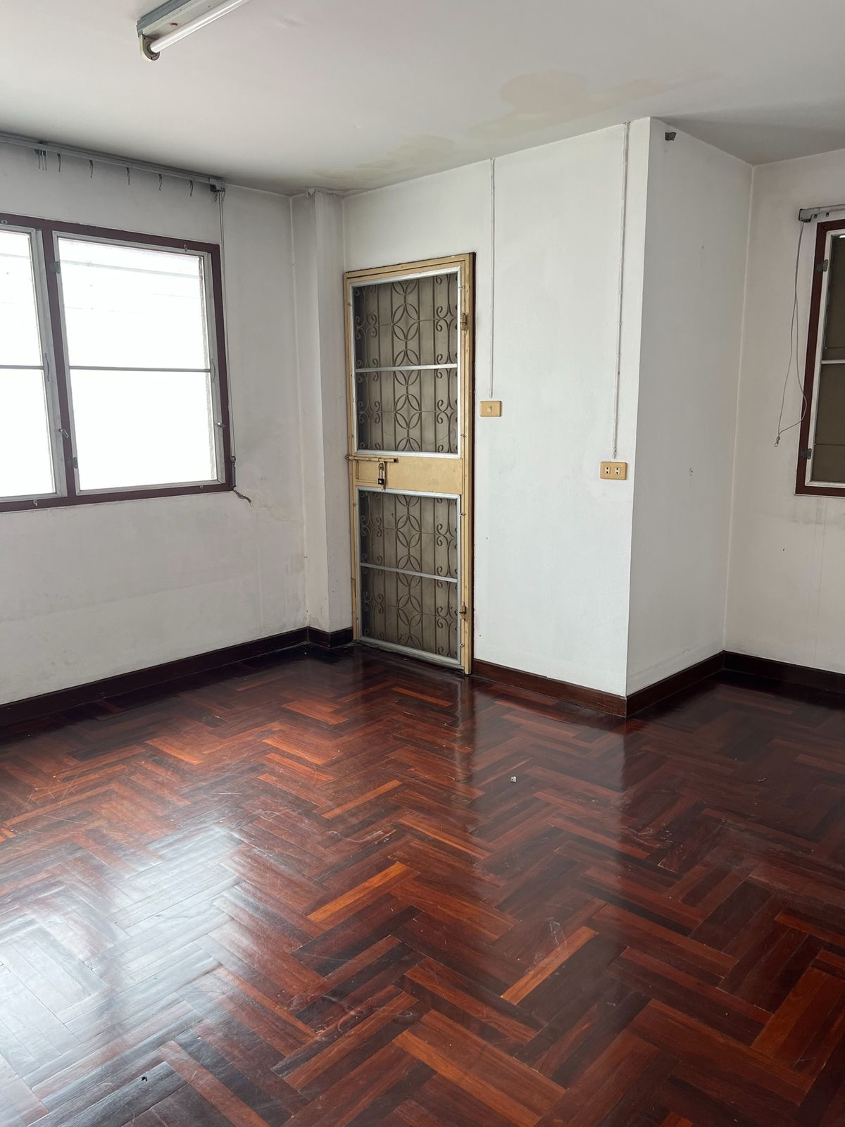 ขายโฮมออฟฟิศบางนา แบริ่ง ลาซาล : 🏬 อาคารพาณิชย์ 4 ชั้น ใจกลางบางนา พื้นที่ใช้สอยใหญ่ 1,500 ตร.ม. พร้อมดาดฟ้าและที่จอดรถส่วนตัว ทำเลทอง ใกล้ BTS และทางด่วน!