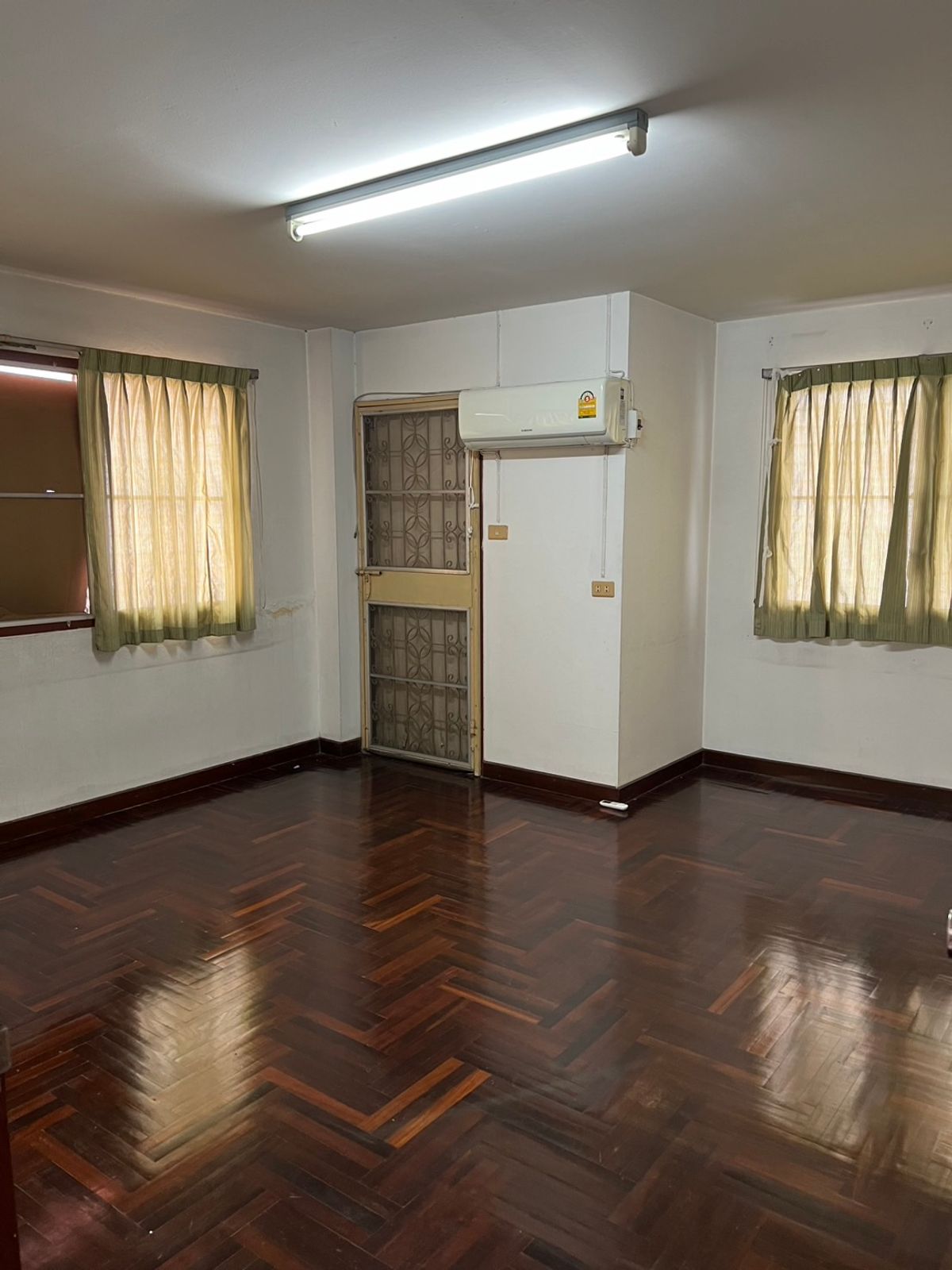 ขายโฮมออฟฟิศบางนา แบริ่ง ลาซาล : 🏬 อาคารพาณิชย์ 4 ชั้น ใจกลางบางนา พื้นที่ใช้สอยใหญ่ 1,500 ตร.ม. พร้อมดาดฟ้าและที่จอดรถส่วนตัว ทำเลทอง ใกล้ BTS และทางด่วน!