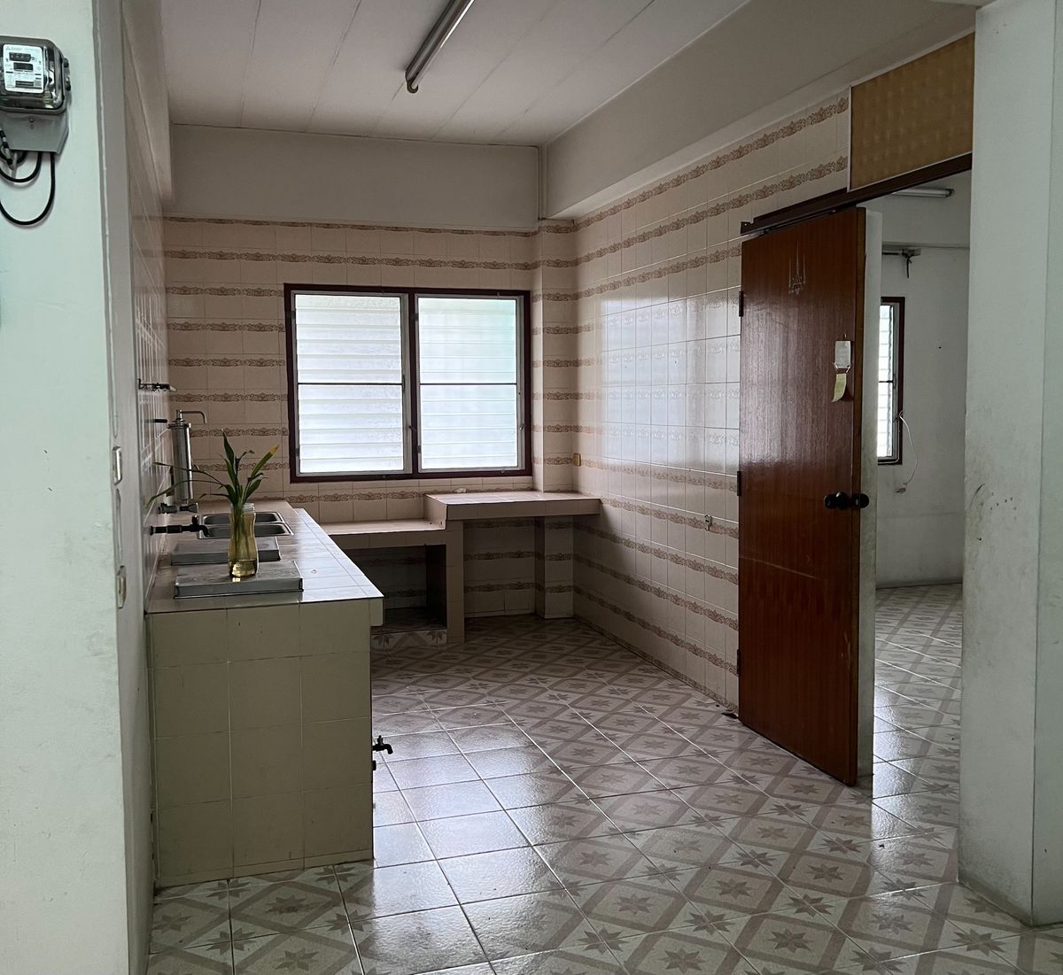 ขายโฮมออฟฟิศบางนา แบริ่ง ลาซาล : 🏬 อาคารพาณิชย์ 4 ชั้น ใจกลางบางนา พื้นที่ใช้สอยใหญ่ 1,500 ตร.ม. พร้อมดาดฟ้าและที่จอดรถส่วนตัว ทำเลทอง ใกล้ BTS และทางด่วน!