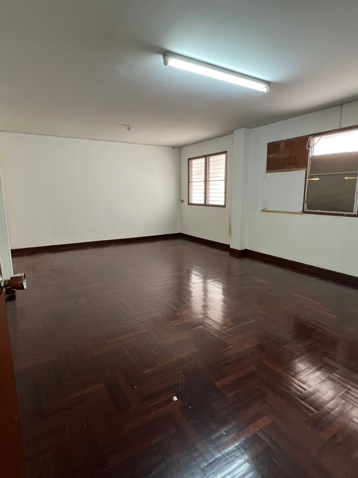 ขายโฮมออฟฟิศบางนา แบริ่ง ลาซาล : 🏬 อาคารพาณิชย์ 4 ชั้น ใจกลางบางนา พื้นที่ใช้สอยใหญ่ 1,500 ตร.ม. พร้อมดาดฟ้าและที่จอดรถส่วนตัว ทำเลทอง ใกล้ BTS และทางด่วน!