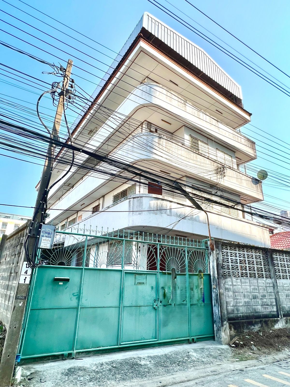 ขายโฮมออฟฟิศบางนา แบริ่ง ลาซาล : 🏬 อาคารพาณิชย์ 4 ชั้น ใจกลางบางนา พื้นที่ใช้สอยใหญ่ 1,500 ตร.ม. พร้อมดาดฟ้าและที่จอดรถส่วนตัว ทำเลทอง ใกล้ BTS และทางด่วน!