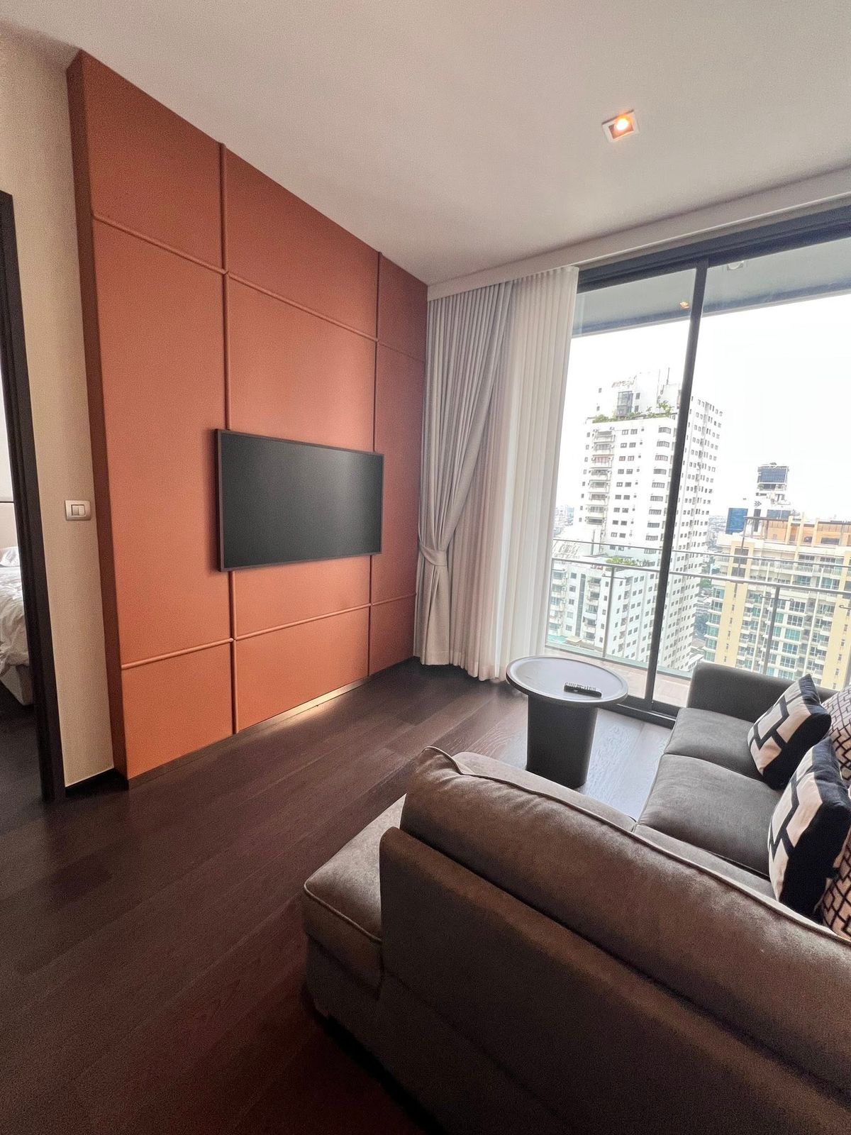 For RentCondoSukhumvit, Asoke, Thonglor : Laviq Sukhumvit 57 condo, convenient transportation, near BTS, have a beautiful room shuttle, full furniture Ready to stay immediately !!  