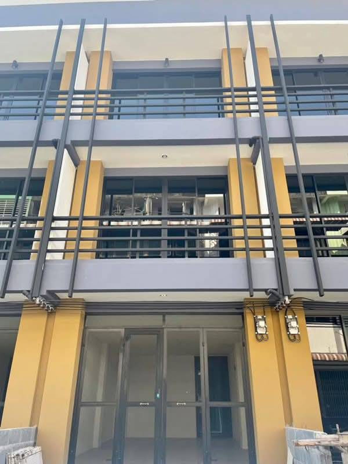ขายทาวน์โฮมปิ่นเกล้า จรัญสนิทวงศ์ : ขายทาวน์โฮม 3 ชั้น 17 ตร.ว. เหมาะเป็นที่อยู่อาศัยและสำนักงานได้ ย่านซังฮี้ ใกล้ MRT สิรินธร เพียง 4.6 ล้านบาทเท่านั้น