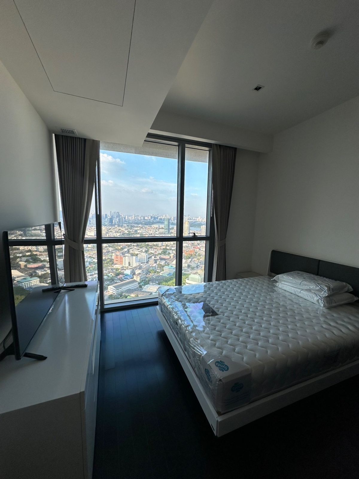 ให้เช่าคอนโดพระราม 3 สาธุประดิษฐ์ : ♦ Panorama view ♦  ชั้น 45++ พื้นที่ใช้สอย 129.20 ตร.ม. | 2 ห้องนอน 2 ห้องน้ำ | ใกล้ เซ็นทรัล พระราม 3 7 นาที, เทอร์มินอล21 พระราม 3 16 นาที
