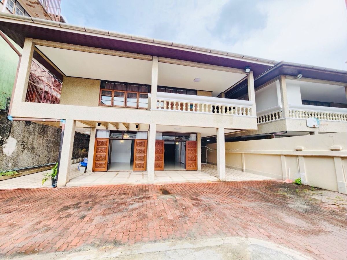For RentHouseWongwianyai, Charoennakor : For Rent - Renovated 2-Storey Detached House | Pet Friendly | Company Registration Allowed | Only 1.3 km. from ICONSIAM