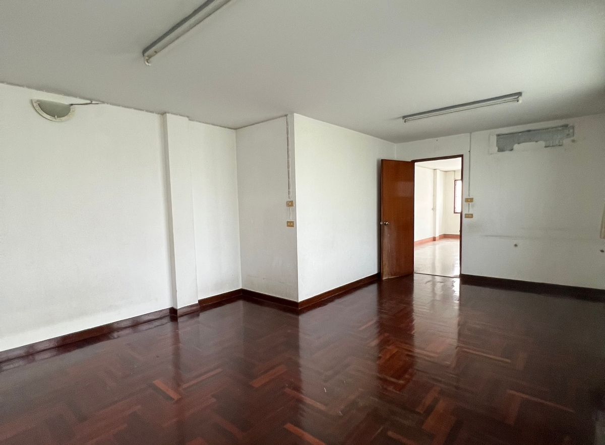 ขายโฮมออฟฟิศบางนา แบริ่ง ลาซาล : 🏬 อาคารพาณิชย์ 4 ชั้น ใจกลางบางนา พื้นที่ใช้สอยใหญ่ 1,500 ตร.ม. พร้อมดาดฟ้าและที่จอดรถส่วนตัว ทำเลทอง ใกล้ BTS และทางด่วน!