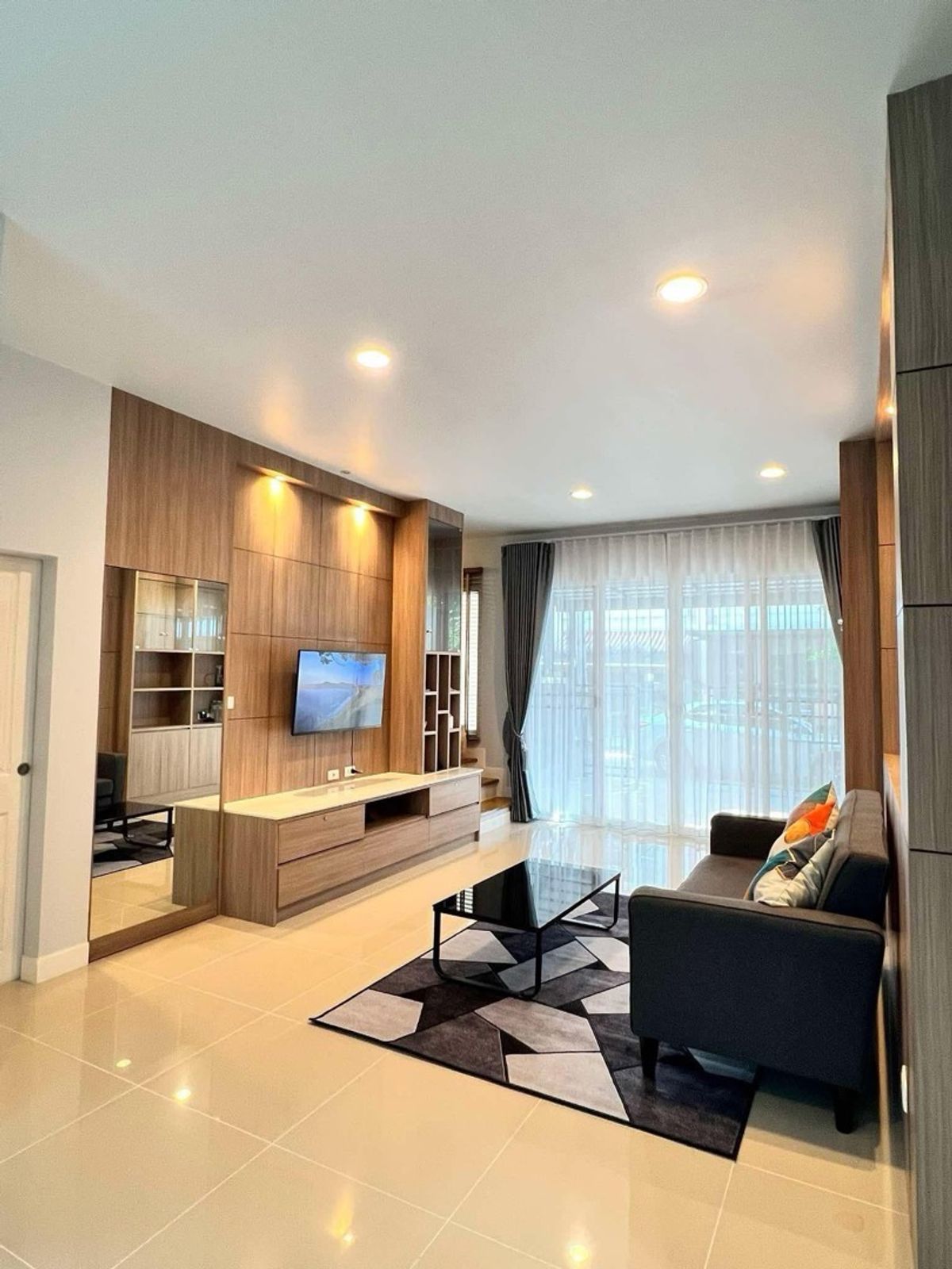 ให้เช่าทาวน์โฮมลาดกระบัง สุวรรณภูมิ : ให้เช่าทาวน์เฮ้าส์  3 ชั้น หลังริม
✅ให้เช่า เดือนละ 32,000 บาท✅
บ้านกลางเมือง อ่อนนุช - วงแหวน 
 29 ตร.วา  157 ตารางเมตร 3 นอน 3 น้ำ
สนใจโทร  0649909462 ไก่
line : https://line.me/ti/p/OnmRiUqoiM
