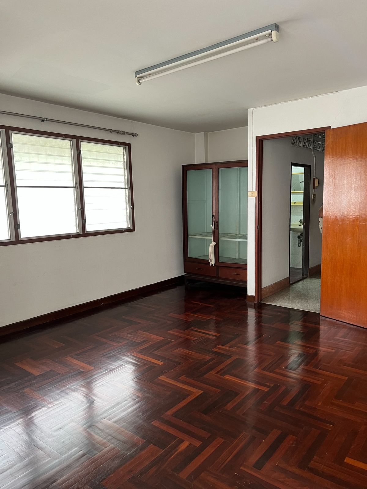 ขายโฮมออฟฟิศบางนา แบริ่ง ลาซาล : 🏬 อาคารพาณิชย์ 4 ชั้น ใจกลางบางนา พื้นที่ใช้สอยใหญ่ 1,500 ตร.ม. พร้อมดาดฟ้าและที่จอดรถส่วนตัว ทำเลทอง ใกล้ BTS และทางด่วน!