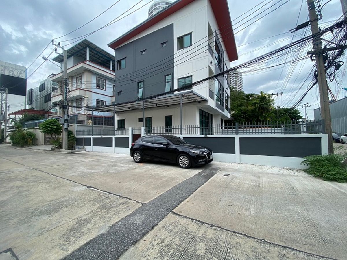 ให้เช่าโฮมออฟฟิศสะพานควาย จตุจักร : โทร. 081-632-0632 ให้เช่าทาวน์โฮม / Home Office 3 ชั้น ซอยพหลโยธิน 21 เข้าซอยไม่ลึก / สร้างใหม่ รูปแบบ Modern / ติดกับ BTS พหลโยธิน 24 เดินได้ เหมาะเป็นสำนักงาน จดบริษัทได้