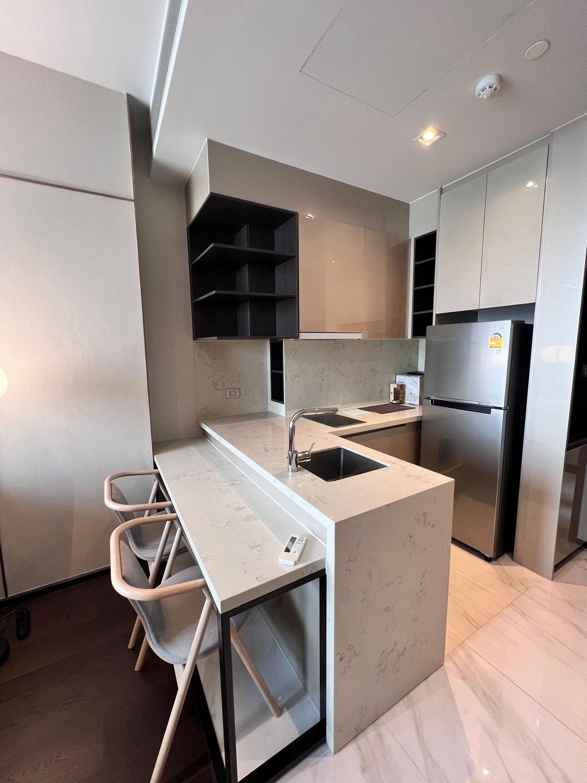 For RentCondoSukhumvit, Asoke, Thonglor : Laviq Sukhumvit 57 condo, convenient transportation, near BTS, have a beautiful room shuttle, full furniture Ready to stay immediately !!  