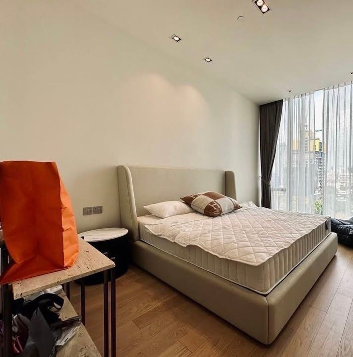For RentCondoWitthayu, Chidlom, Langsuan, Ploenchit : Luxury condo at 28 Chidlom. Convenient transportation. Near the BTS Skytrain has a beautiful room shuttle. Ready to stay immediately !!  