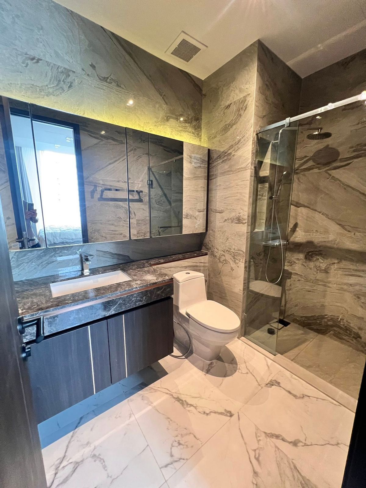 For RentCondoSukhumvit, Asoke, Thonglor : Laviq Sukhumvit 57 condo, convenient transportation, near BTS, have a beautiful room shuttle, full furniture Ready to stay immediately !!  