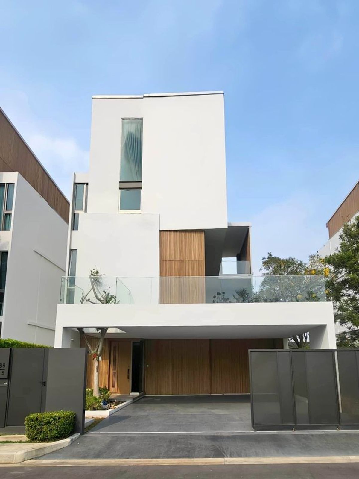 For RentHousePattanakan, Srinakarin : 3-storey detached house with beautiful decorative furniture for rent in Krungthep Kreetha-Phatthanakan Near 2 km of Bangkok Market Place