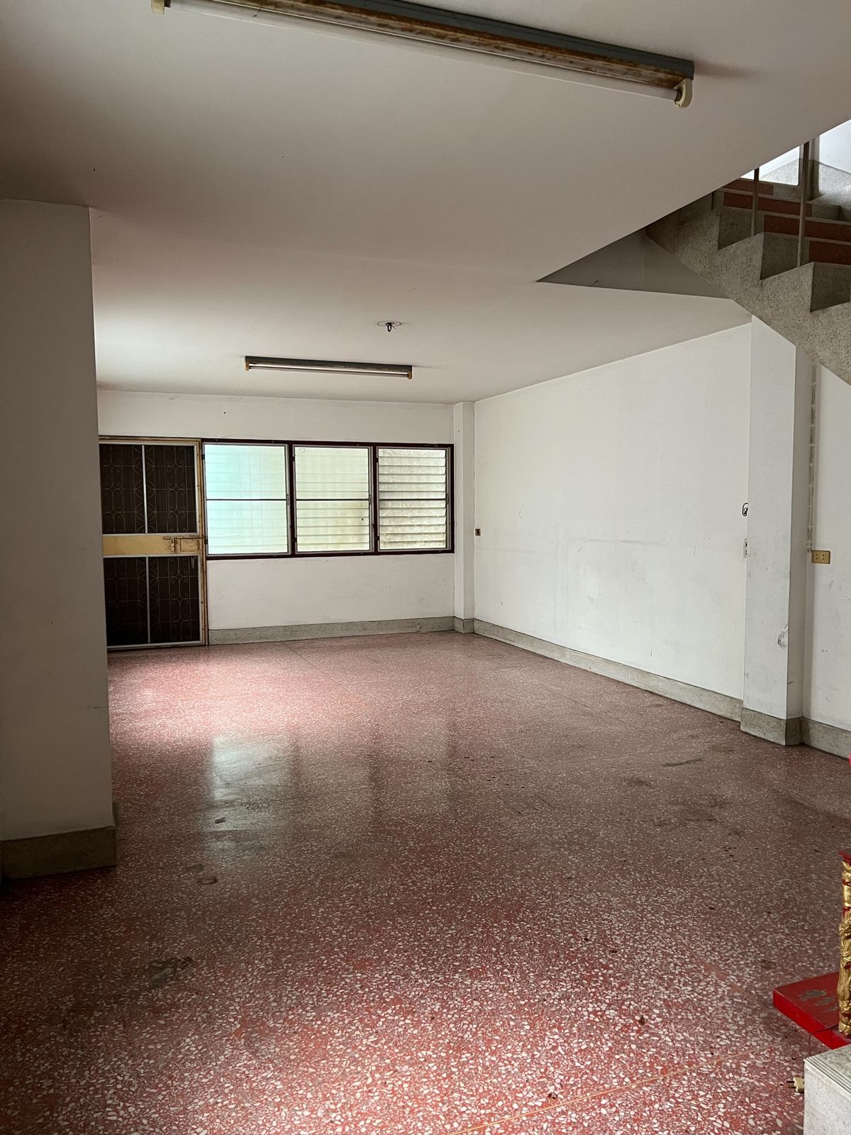 ขายโฮมออฟฟิศบางนา แบริ่ง ลาซาล : 🏬 อาคารพาณิชย์ 4 ชั้น ใจกลางบางนา พื้นที่ใช้สอยใหญ่ 1,500 ตร.ม. พร้อมดาดฟ้าและที่จอดรถส่วนตัว ทำเลทอง ใกล้ BTS และทางด่วน!