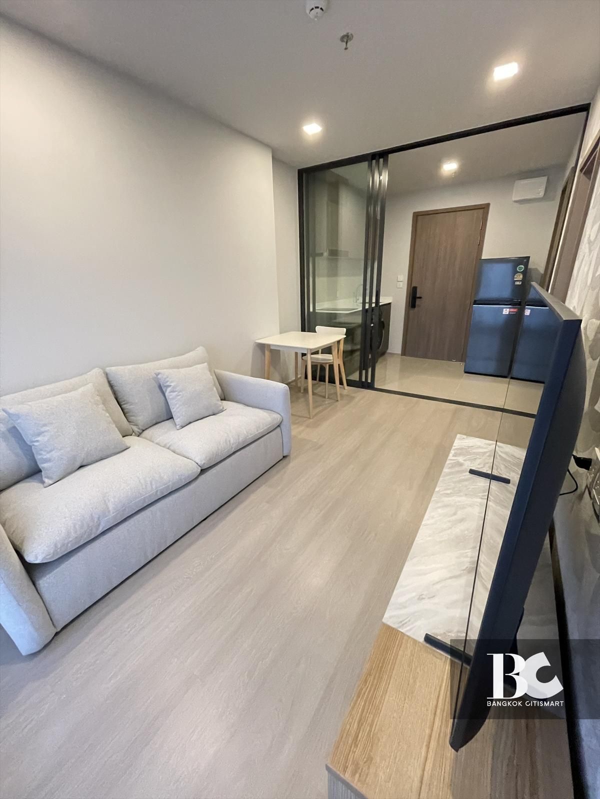 For RentCondoLadprao, Central Ladprao : 🏙 LIFE PHAN-LADPRAO condo for rent. ✨ Beautiful room, high floor, good view, ready to move in! 
 
