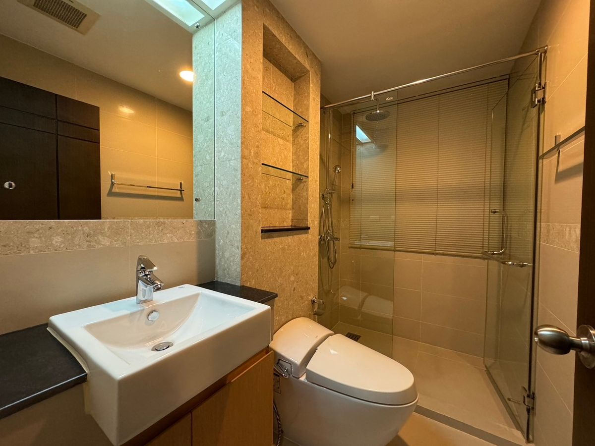 For RentCondoWitthayu, Chidlom, Langsuan, Ploenchit : The Crest Ruamrudee Condo is convenient to travel near the BTS Skytrain. Ready to stay immediately !!  