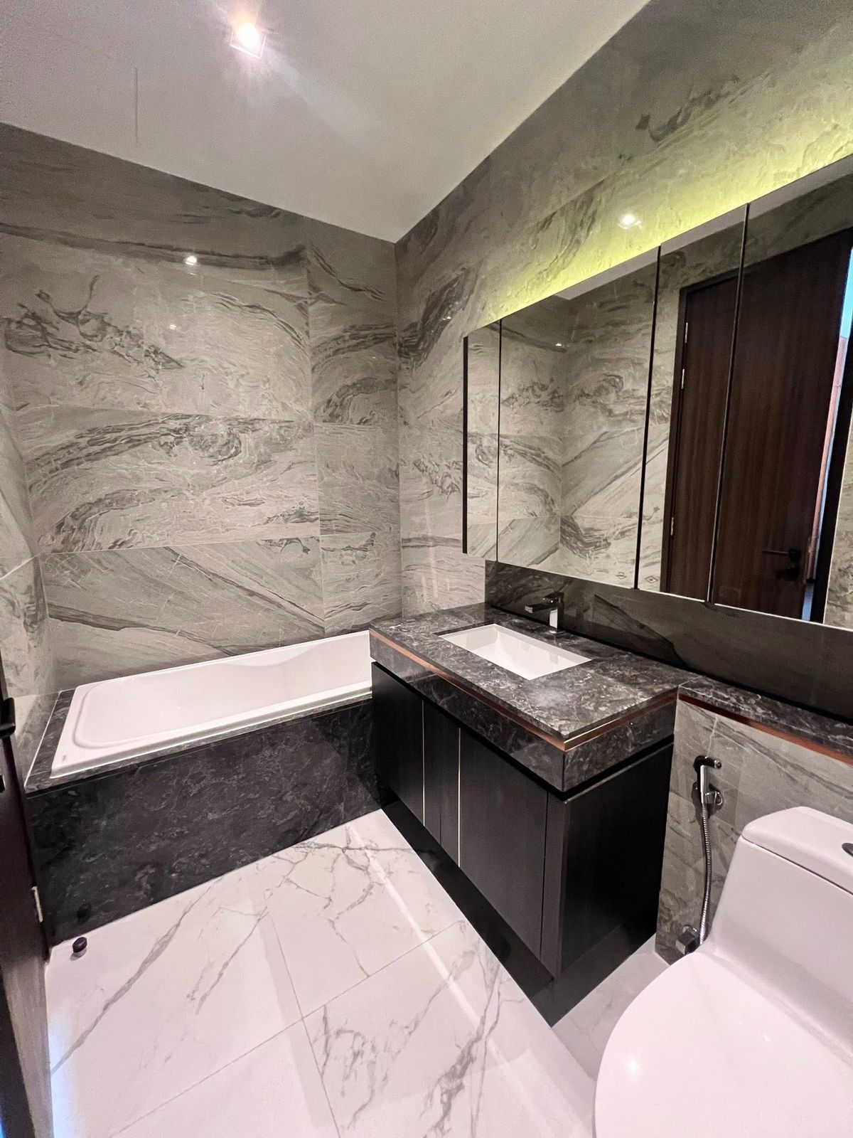 For RentCondoSukhumvit, Asoke, Thonglor : Laviq Sukhumvit 57 condo, convenient transportation, near BTS, have a beautiful room shuttle, full furniture Ready to stay immediately !!  