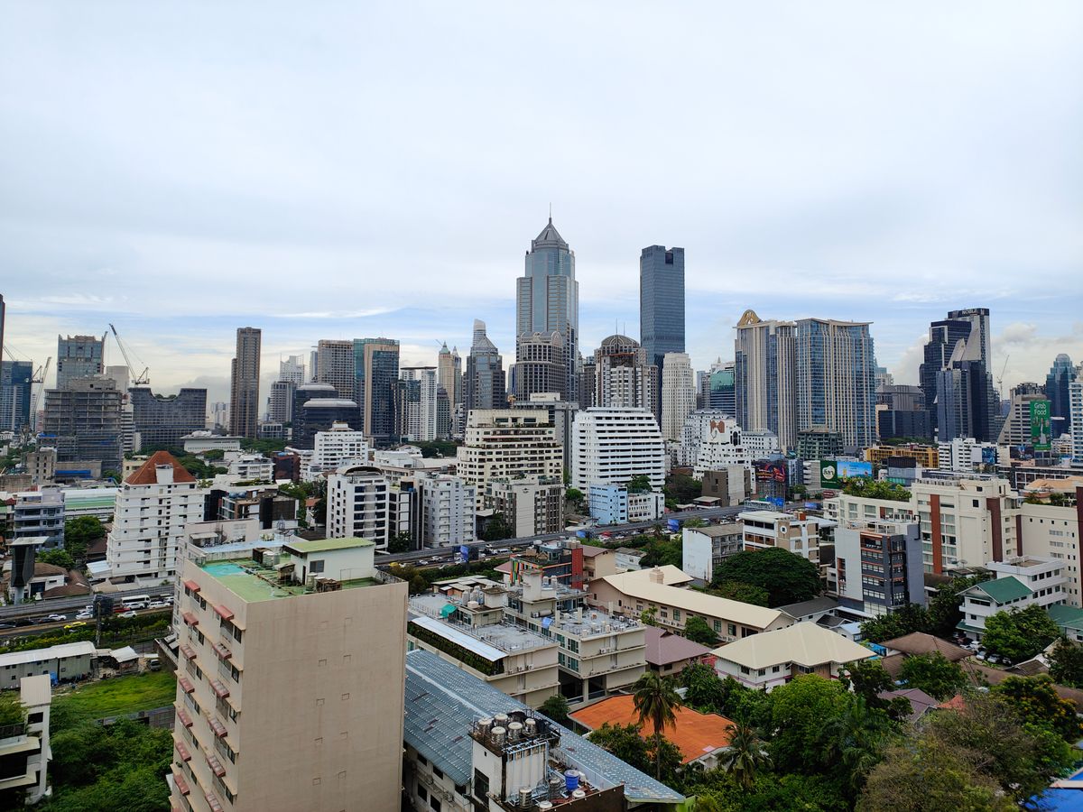 คอนโดนานา : Pet friendly duplex penthouse ห้องใหญ่ แต่งใหม่อย่างหรู พร้อมเข้าอยู่ เลี้ยงน้องหมาแมวได้