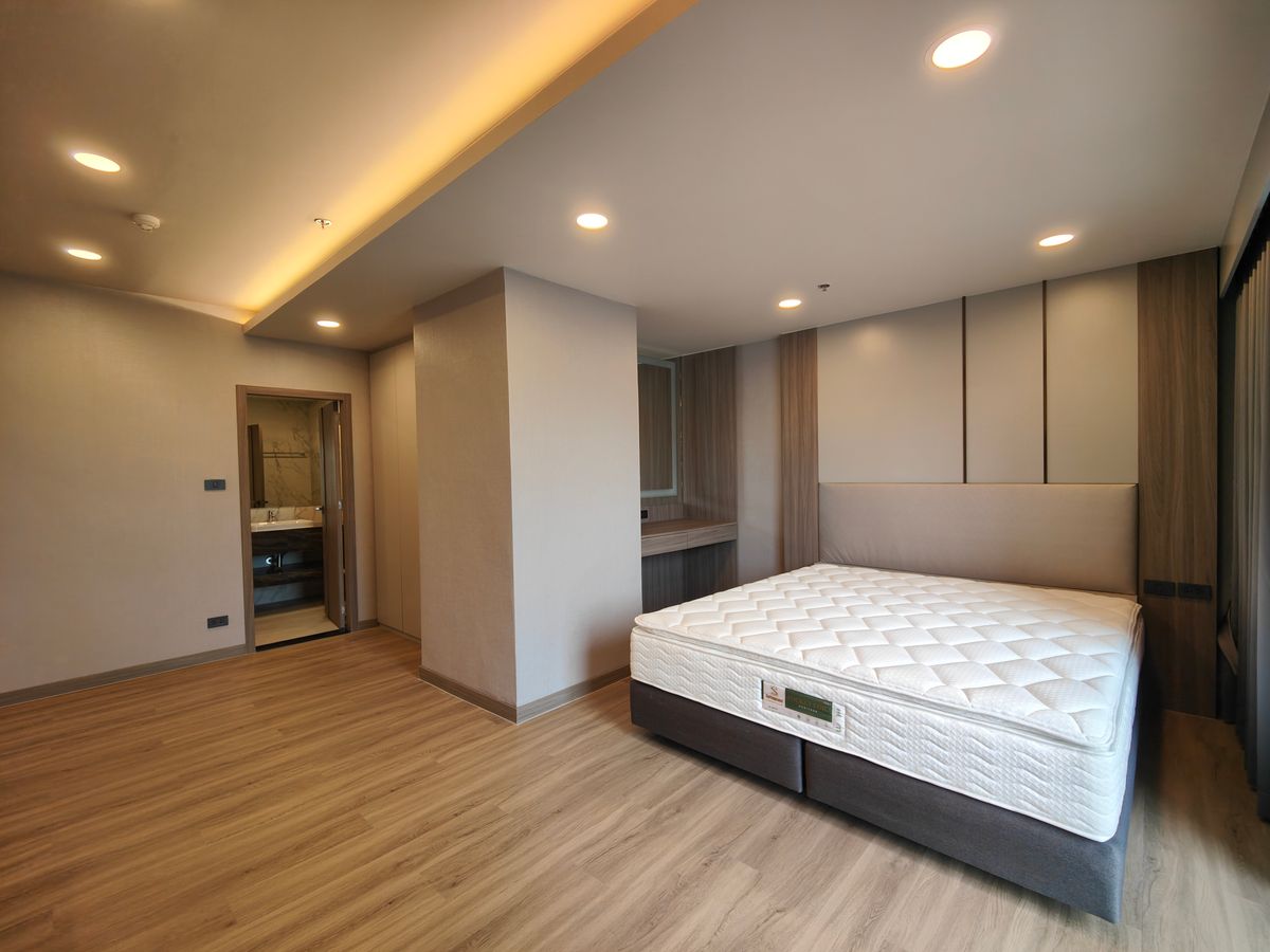 คอนโดนานา : Pet friendly duplex penthouse ห้องใหญ่ แต่งใหม่อย่างหรู พร้อมเข้าอยู่ เลี้ยงน้องหมาแมวได้
