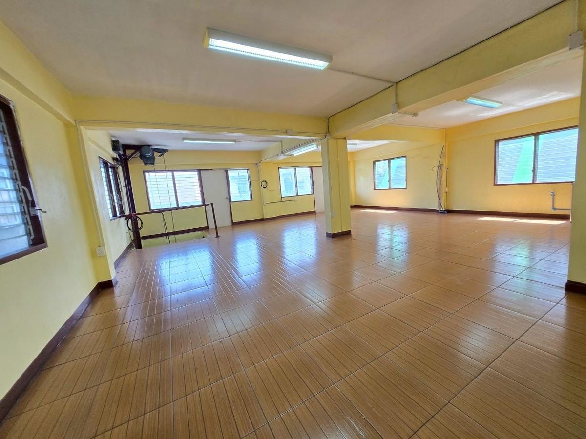 For SaleShop HouseMin Buri, Romklao : ✨ Cheap selling !!! Commercial building, 2 -layer renovation, 4 layers with 52 sq.m. lift elevators 600 sqm. Soi Romklao 21