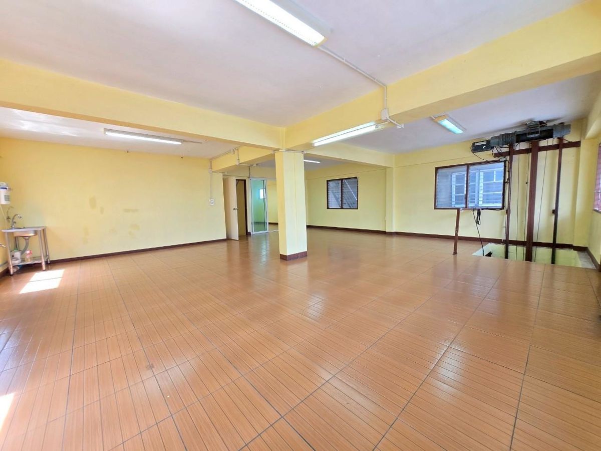 For SaleShop HouseMin Buri, Romklao : ✨ Cheap selling !!! Commercial building, 2 -layer renovation, 4 layers with 52 sq.m. lift elevators 600 sqm. Soi Romklao 21