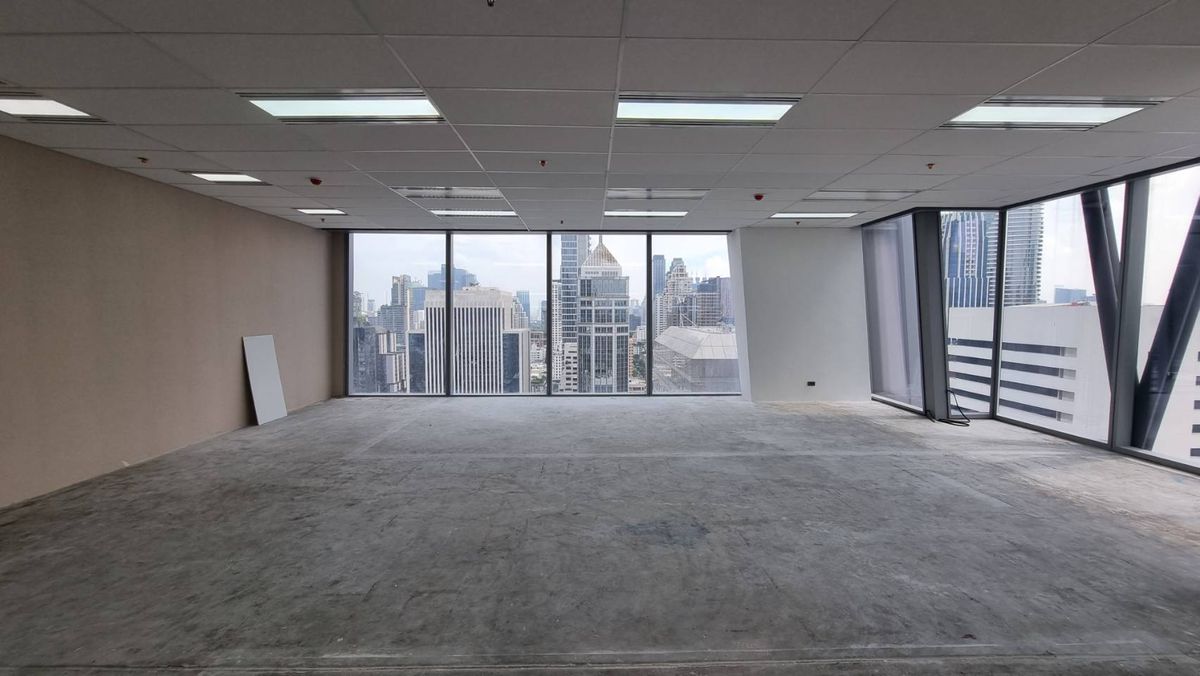 For RentOfficeWitthayu, Chidlom, Langsuan, Ploenchit : Ploenchit Chidlom, 94 sq.m. of office rental, beautiful building, luxurious building, good rent 
 
