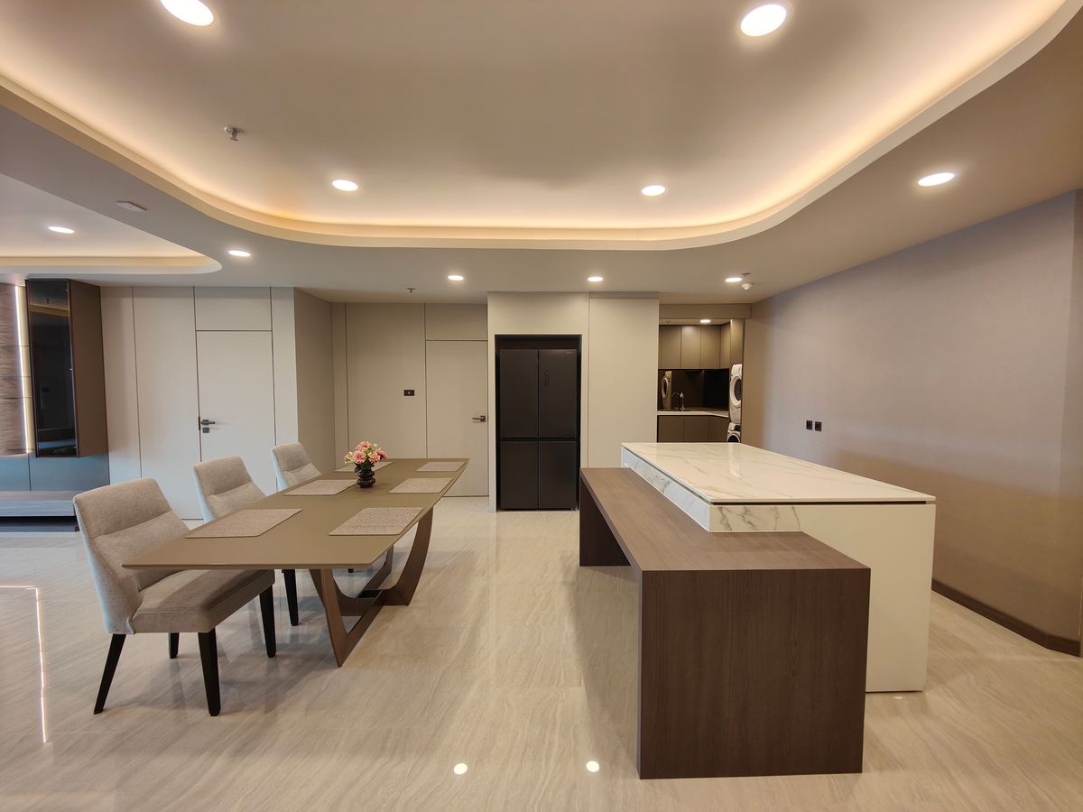 คอนโดนานา : Pet friendly duplex penthouse ห้องใหญ่ แต่งใหม่อย่างหรู พร้อมเข้าอยู่ เลี้ยงน้องหมาแมวได้