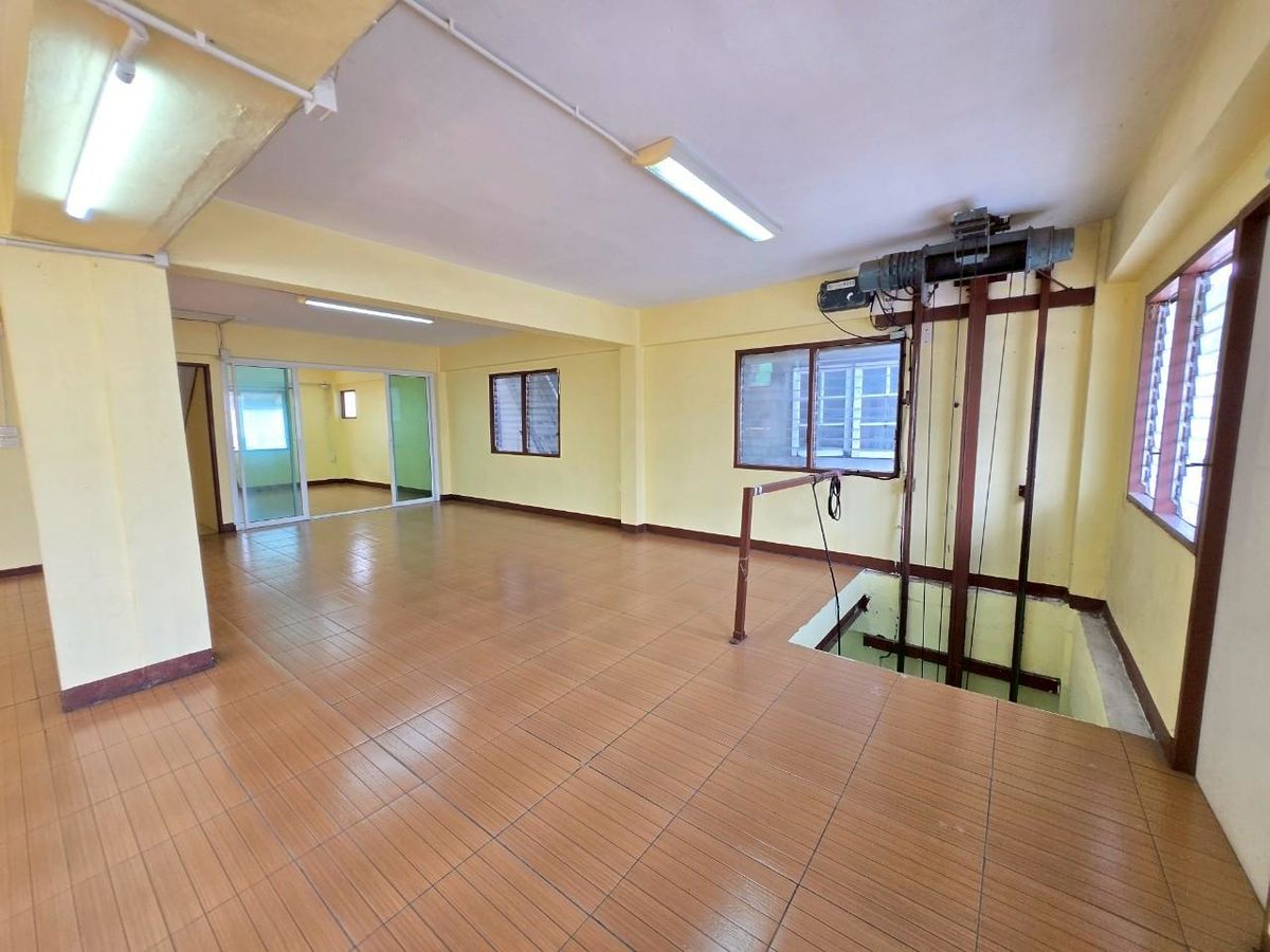 For SaleShop HouseMin Buri, Romklao : ✨ Cheap selling !!! Commercial building, 2 -layer renovation, 4 layers with 52 sq.m. lift elevators 600 sqm. Soi Romklao 21
