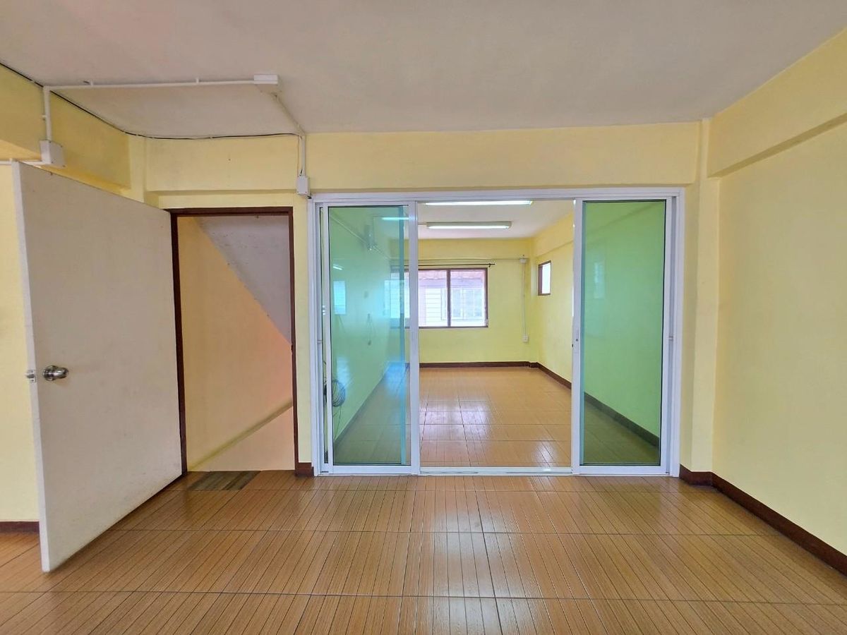 For SaleShop HouseMin Buri, Romklao : ✨ Cheap selling !!! Commercial building, 2 -layer renovation, 4 layers with 52 sq.m. lift elevators 600 sqm. Soi Romklao 21