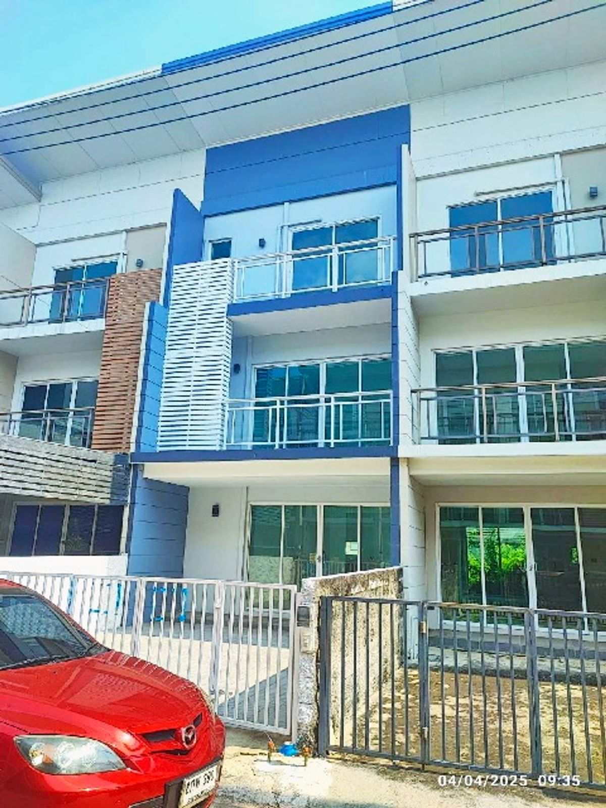 For RentTownhomeKaset Nawamin,Ladplakao : MRT Ram Inthra 40 1.4 km. Rent a 3 -story townhome, Tawandang German Brewery. Along the Ekkamai express 22 sq.w., 242 sq.m., 3 bedrooms, 3 Air Lotus Watcharapol 600 m.